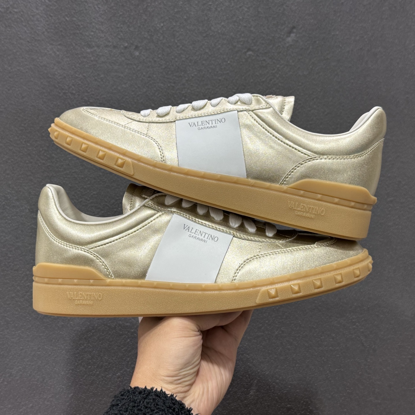 ¥400 Valentino/华伦天奴 2024新款 休闲板鞋系列-Chinese UA Cheap High Quatity Brand Clothes Bags handbags Sneakers wholesale wholesaler seller from China Factory suppliers Fashion Clothing Shoes best Quality Beautiful Price ¥400 Valentino/华伦天奴 2024新款 休闲板鞋系列