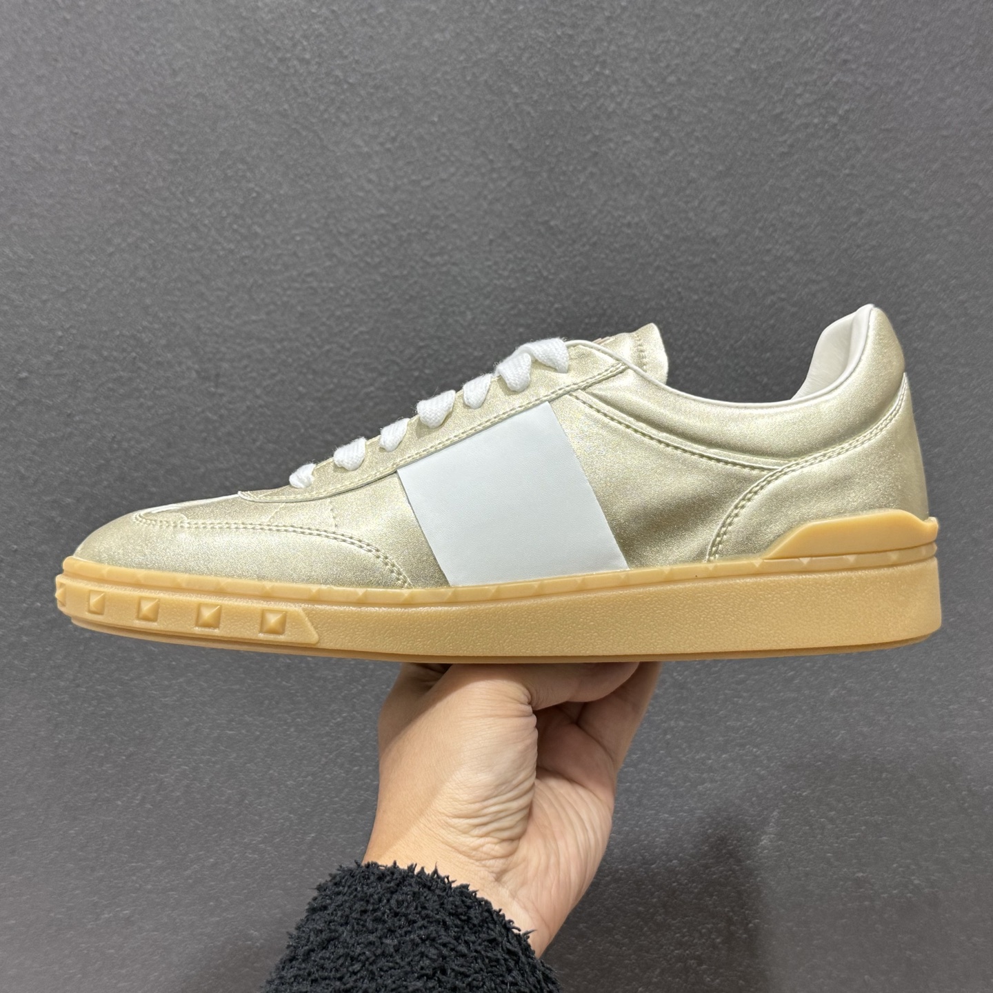 ¥400 Valentino/华伦天奴 2024新款 休闲板鞋系列-Chinese UA Cheap High Quatity Brand Clothes Bags handbags Sneakers wholesale wholesaler seller from China Factory suppliers Fashion Clothing Shoes best Quality Beautiful Price ¥400 Valentino/华伦天奴 2024新款 休闲板鞋系列