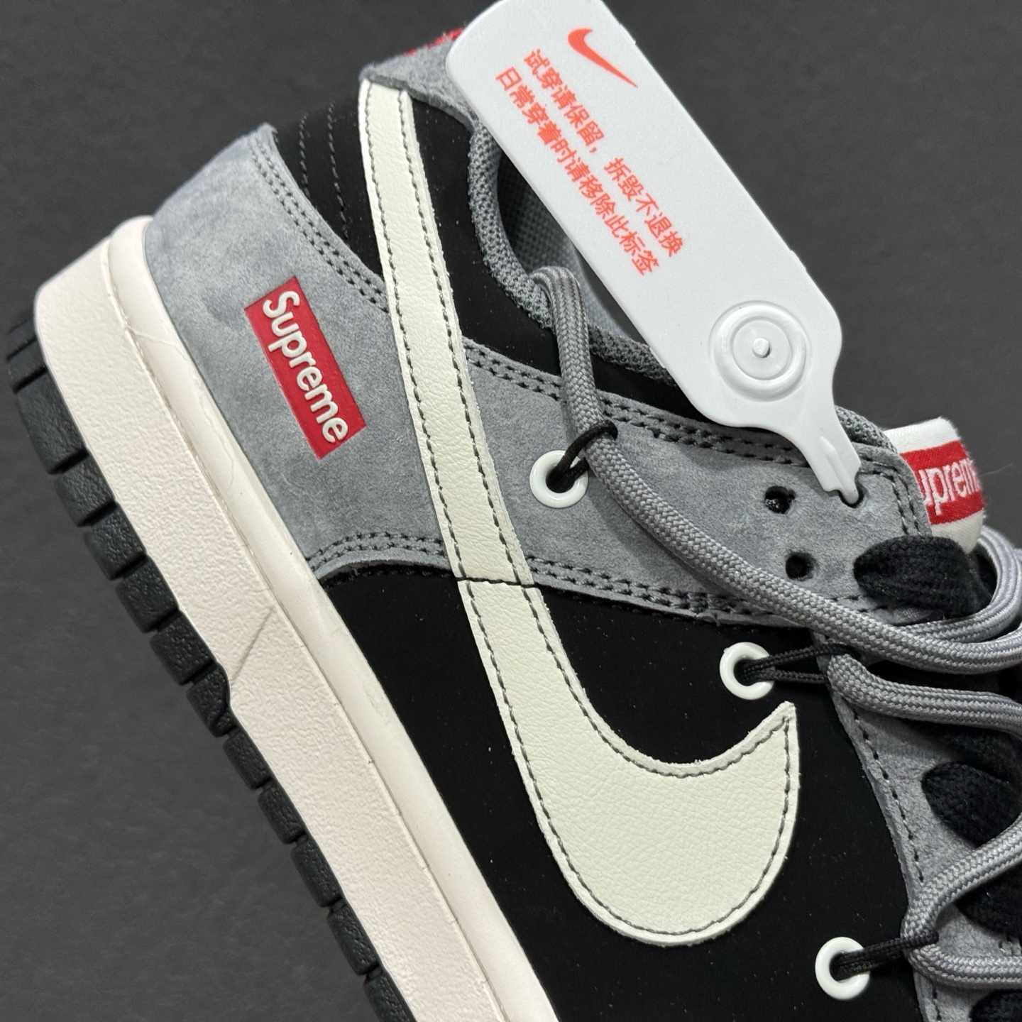 Supreme x Nike Dunk Low 灰黑猪八革绑带 JP2026-101 Supreme x Nike Dunk Low 灰黑猪八革绑带 JP2026-101