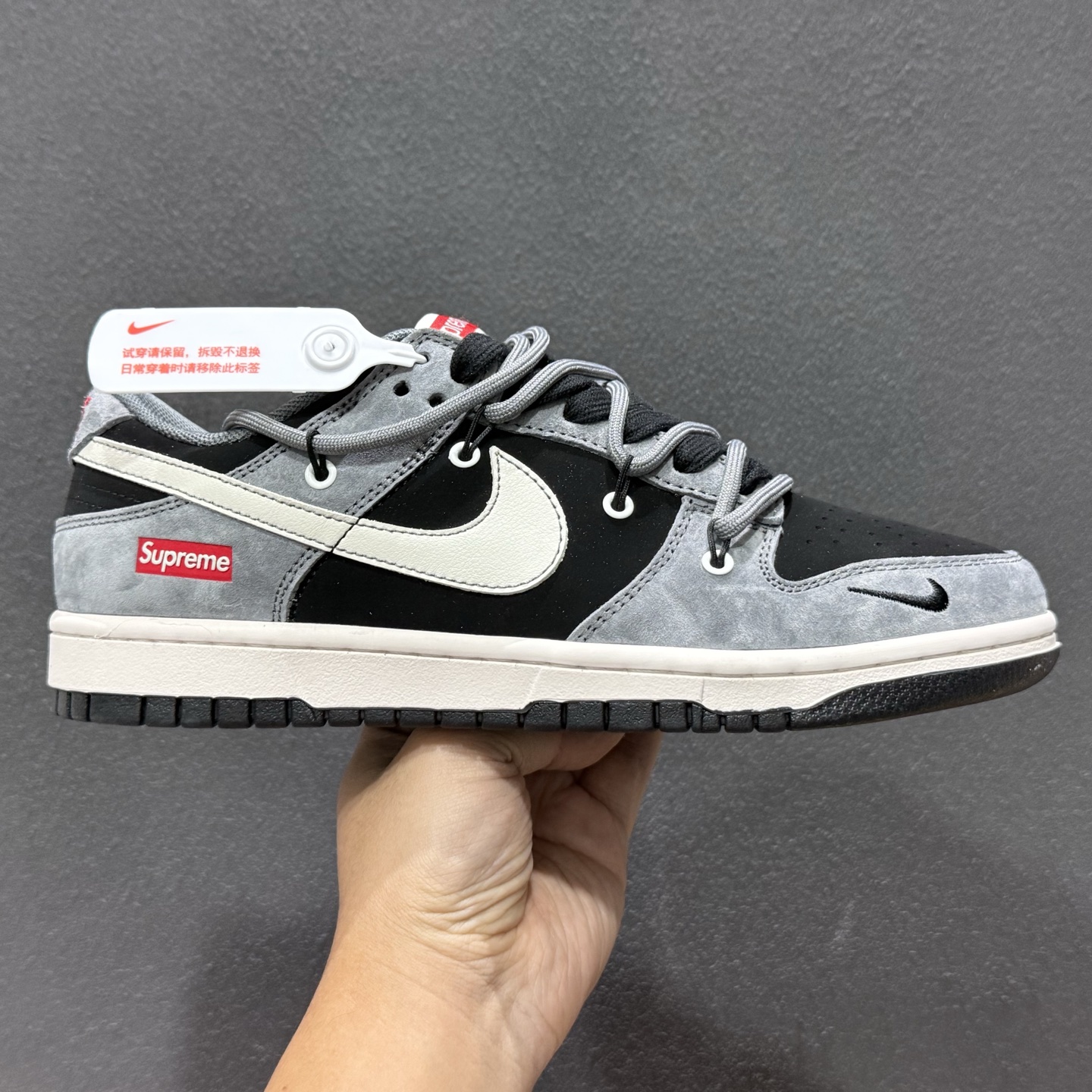 Supreme x Nike Dunk Low 灰黑猪八革绑带 JP2026-101 Supreme x Nike Dunk Low 灰黑猪八革绑带 JP2026-101