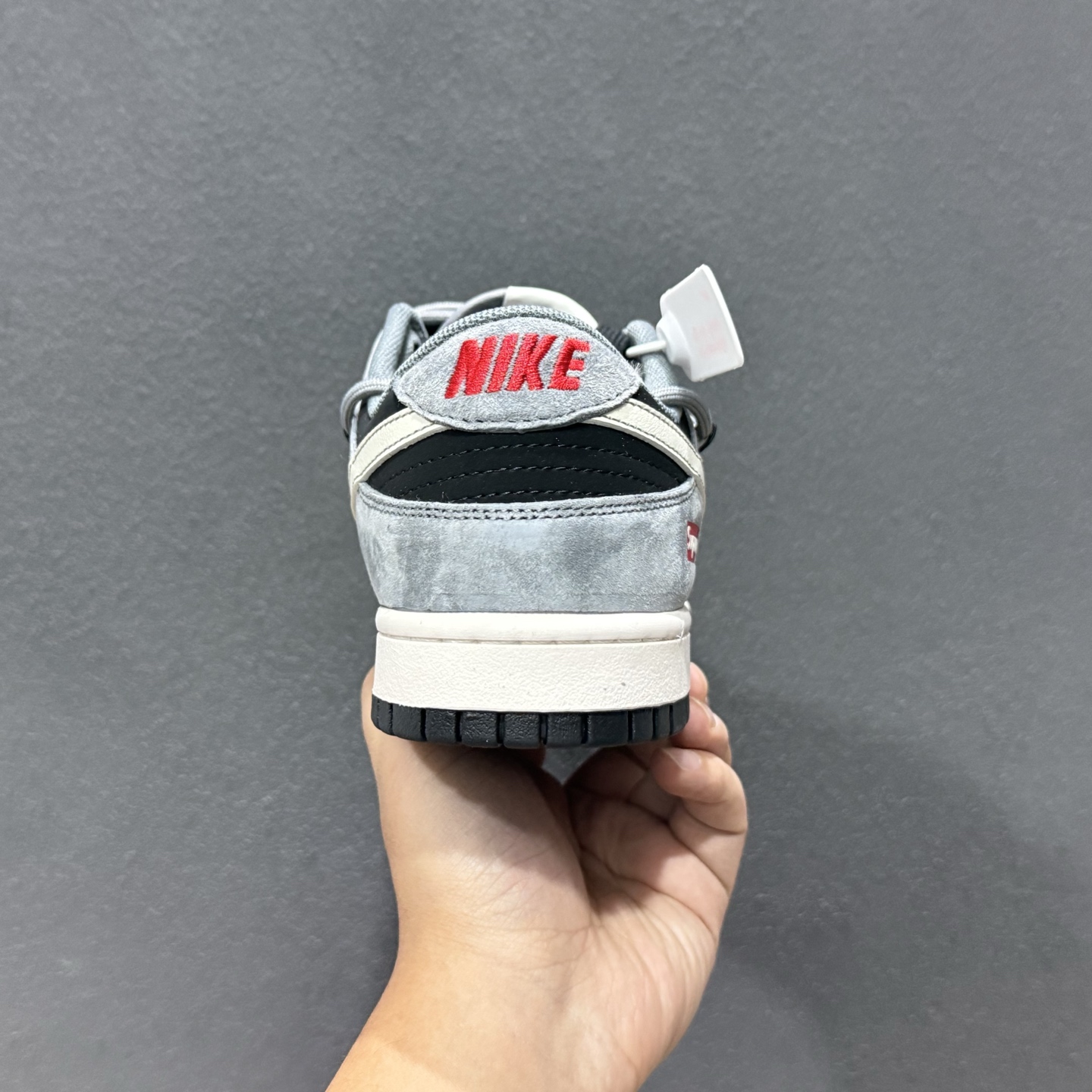 Supreme x Nike Dunk Low 灰黑猪八革绑带 JP2026-101 Supreme x Nike Dunk Low 灰黑猪八革绑带 JP2026-101