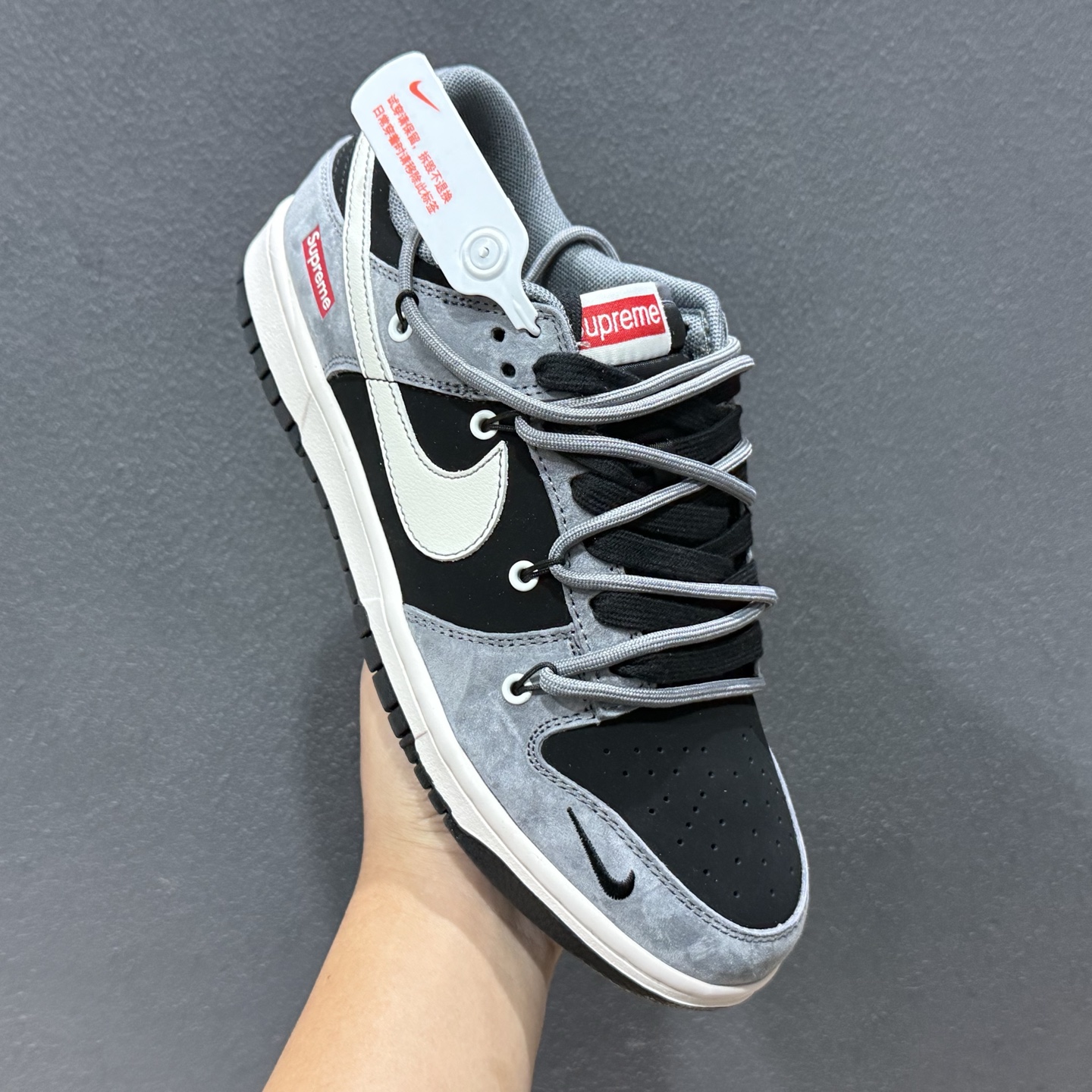 Supreme x Nike Dunk Low 灰黑猪八革绑带 JP2026-101 Supreme x Nike Dunk Low 灰黑猪八革绑带 JP2026-101