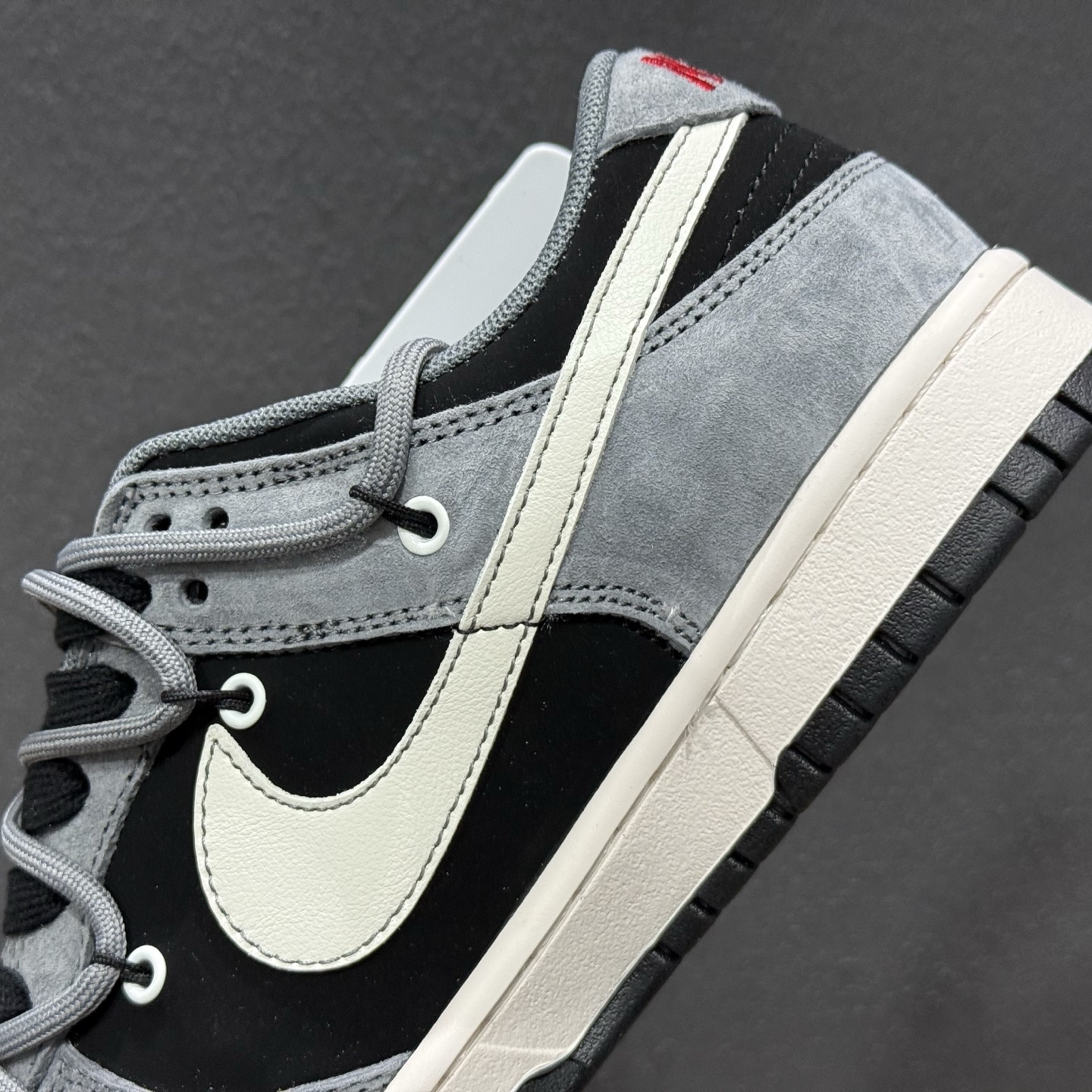 Supreme x Nike Dunk Low 灰黑猪八革绑带 JP2026-101 Supreme x Nike Dunk Low 灰黑猪八革绑带 JP2026-101