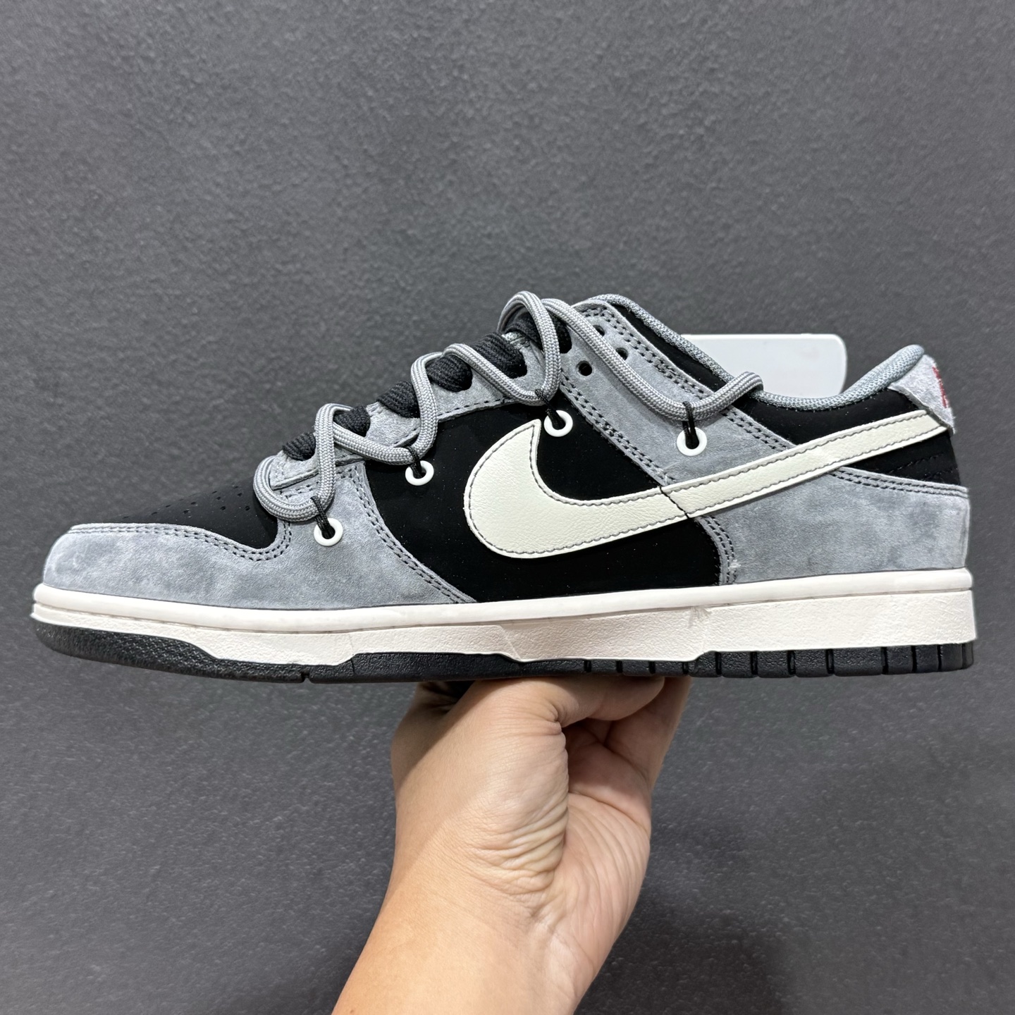 Supreme x Nike Dunk Low 灰黑猪八革绑带 JP2026-101 Supreme x Nike Dunk Low 灰黑猪八革绑带 JP2026-101