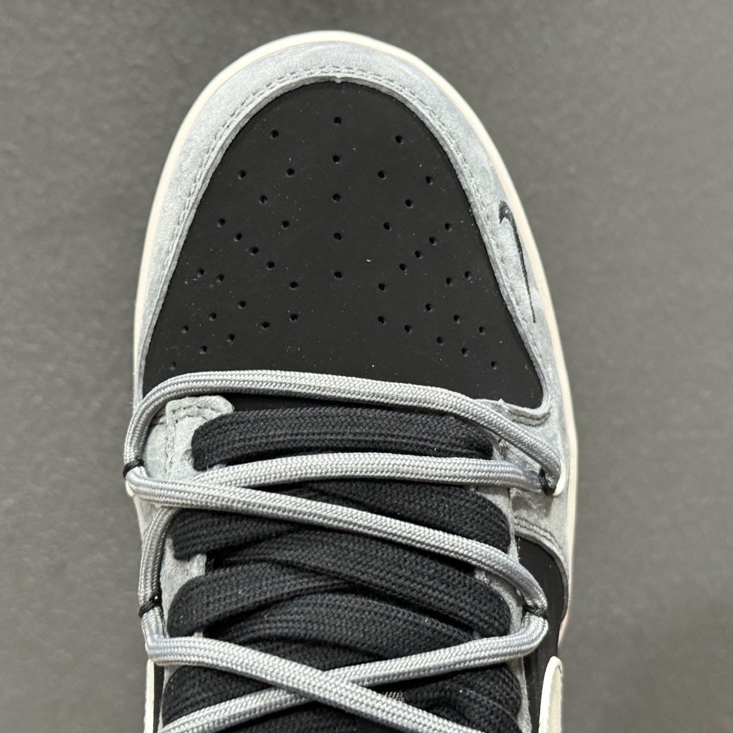 Supreme x Nike Dunk Low 灰黑猪八革绑带 JP2026-101 Supreme x Nike Dunk Low 灰黑猪八革绑带 JP2026-101