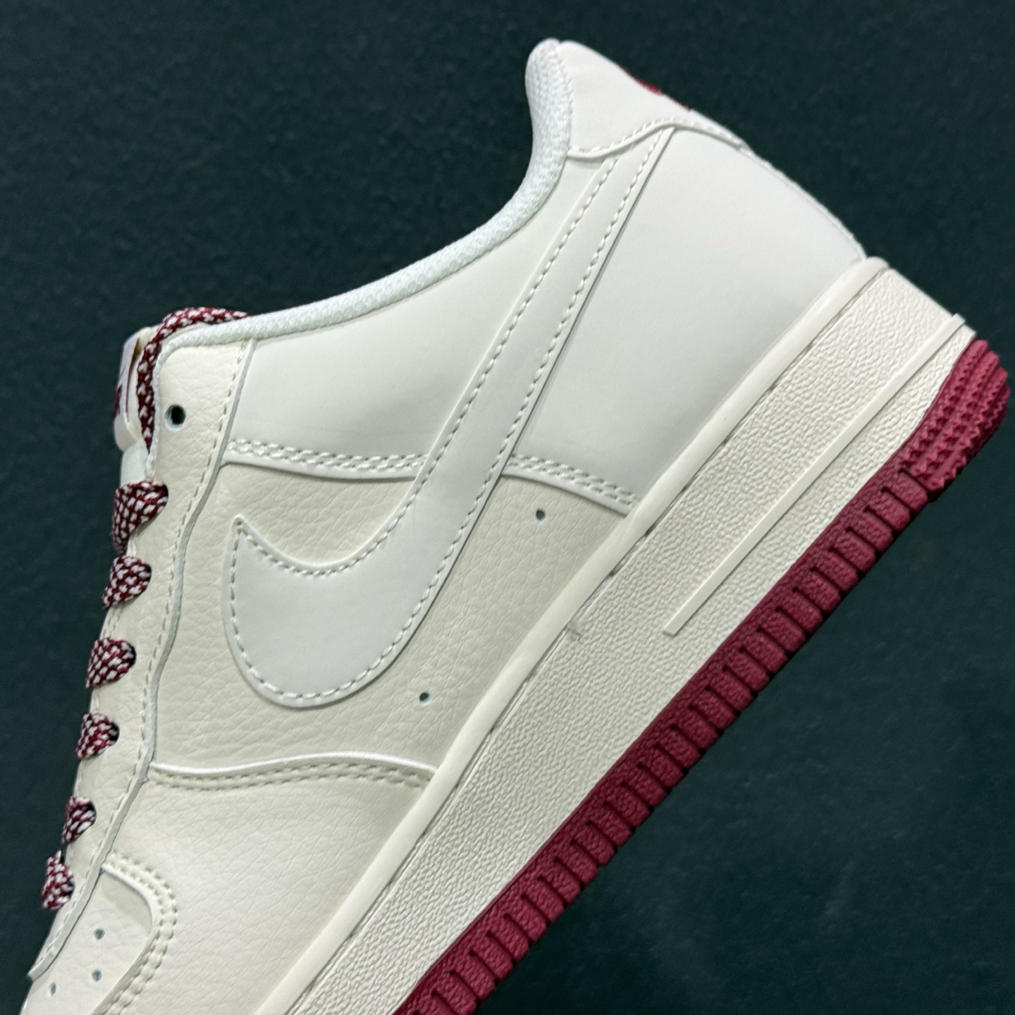 NIke Air Force 1 '07 Low 酒红三勾 此款主张打破传统的工业化流水线设计限制 JP2026-106 NIke Air Force 1 '07 Low 酒红三勾 此款主张打破传统的工业化流水线设计限制 JP2026-106