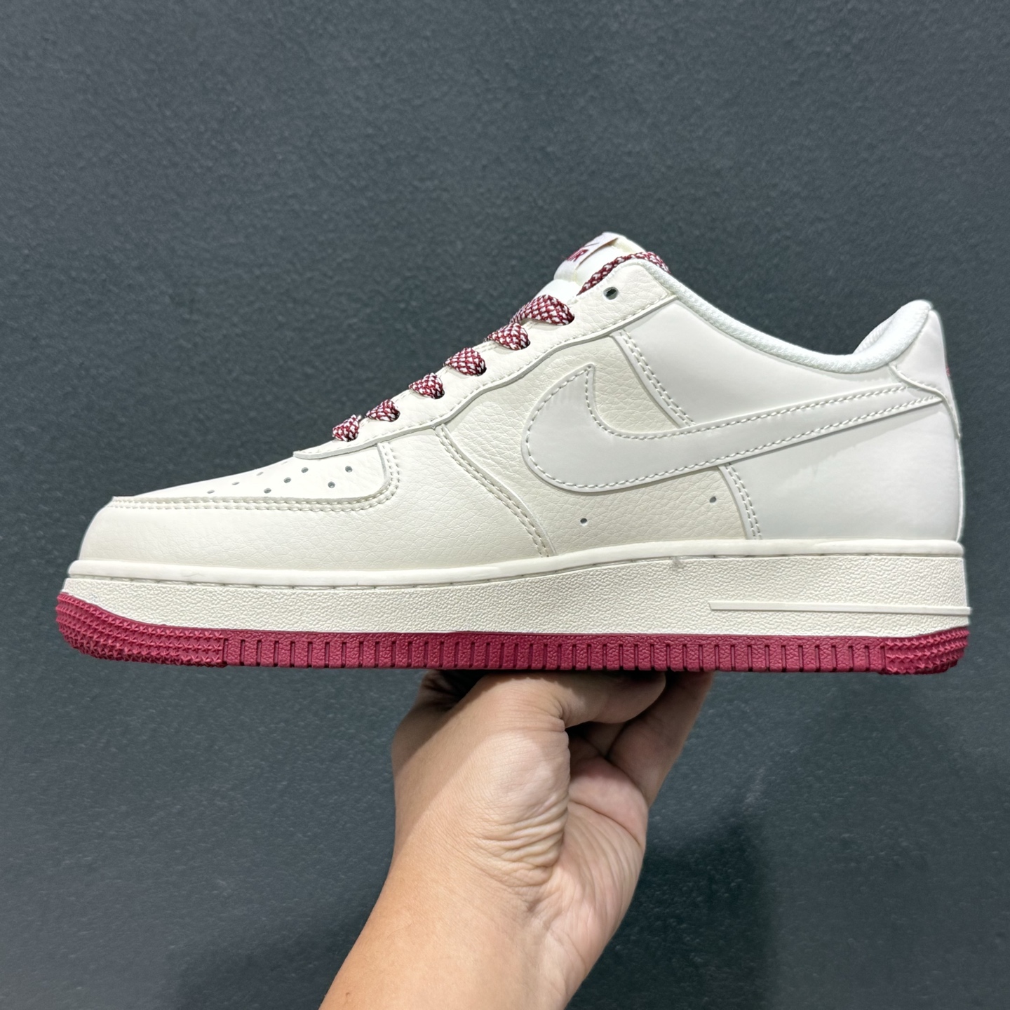 NIke Air Force 1 '07 Low 酒红三勾 此款主张打破传统的工业化流水线设计限制 JP2026-106 NIke Air Force 1 '07 Low 酒红三勾 此款主张打破传统的工业化流水线设计限制 JP2026-106