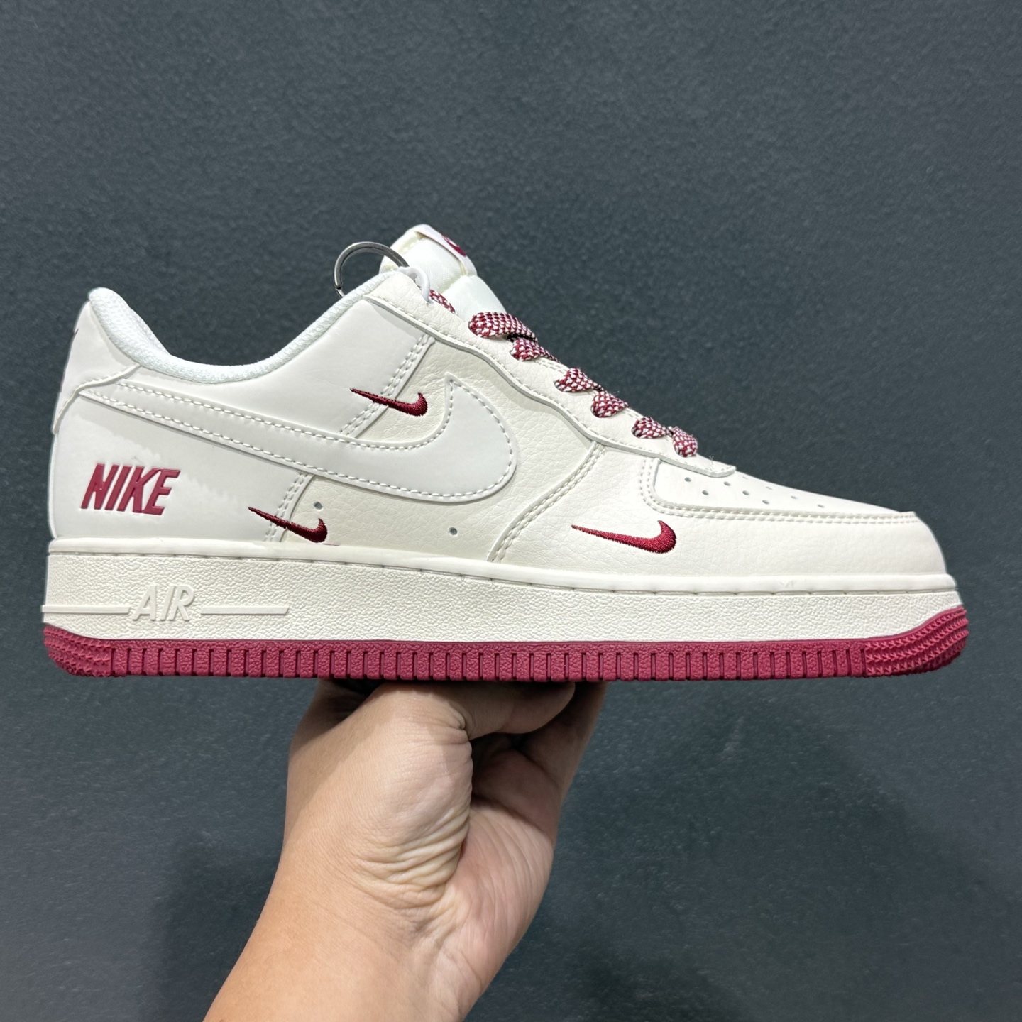 NIke Air Force 1 ’07 Low 酒红三勾 此款主张打破传统的工业化流水线设计限制 JP2026-106 NIke Air Force 1 ’07 Low 酒红三勾 此款主张打破传统的工业化流水线设计限制 JP2026-106