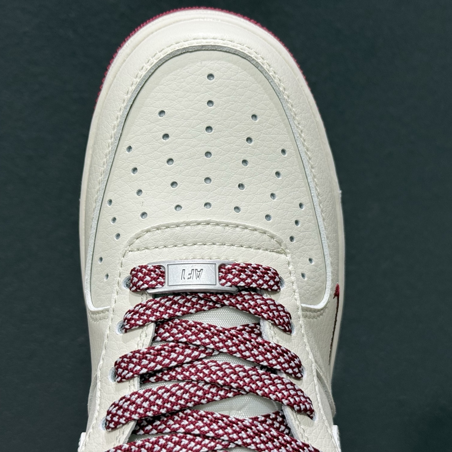 NIke Air Force 1 '07 Low 酒红三勾 此款主张打破传统的工业化流水线设计限制 JP2026-106 NIke Air Force 1 '07 Low 酒红三勾 此款主张打破传统的工业化流水线设计限制 JP2026-106