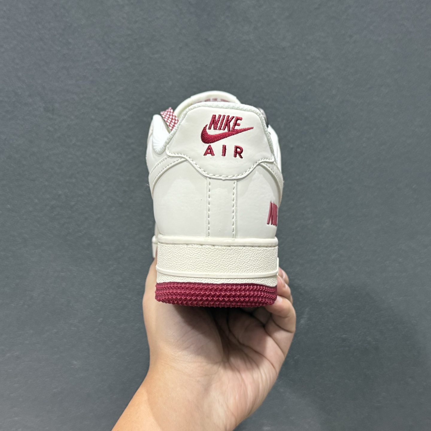 NIke Air Force 1 '07 Low 酒红三勾 此款主张打破传统的工业化流水线设计限制 JP2026-106 NIke Air Force 1 '07 Low 酒红三勾 此款主张打破传统的工业化流水线设计限制 JP2026-106