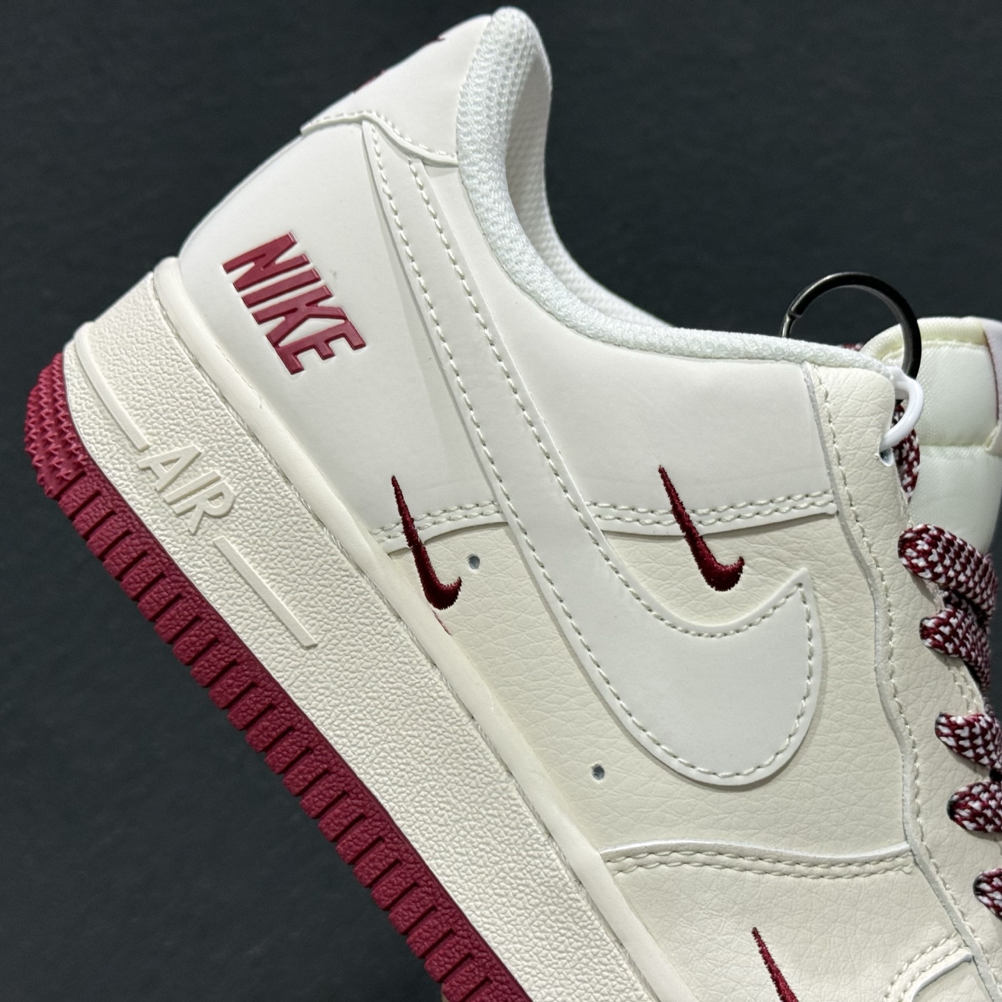 NIke Air Force 1 '07 Low 酒红三勾 此款主张打破传统的工业化流水线设计限制 JP2026-106 NIke Air Force 1 '07 Low 酒红三勾 此款主张打破传统的工业化流水线设计限制 JP2026-106