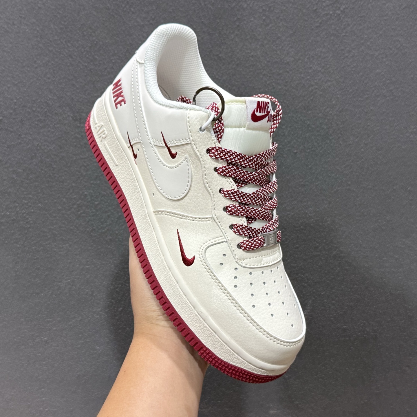 NIke Air Force 1 '07 Low 酒红三勾 此款主张打破传统的工业化流水线设计限制 JP2026-106 NIke Air Force 1 '07 Low 酒红三勾 此款主张打破传统的工业化流水线设计限制 JP2026-106