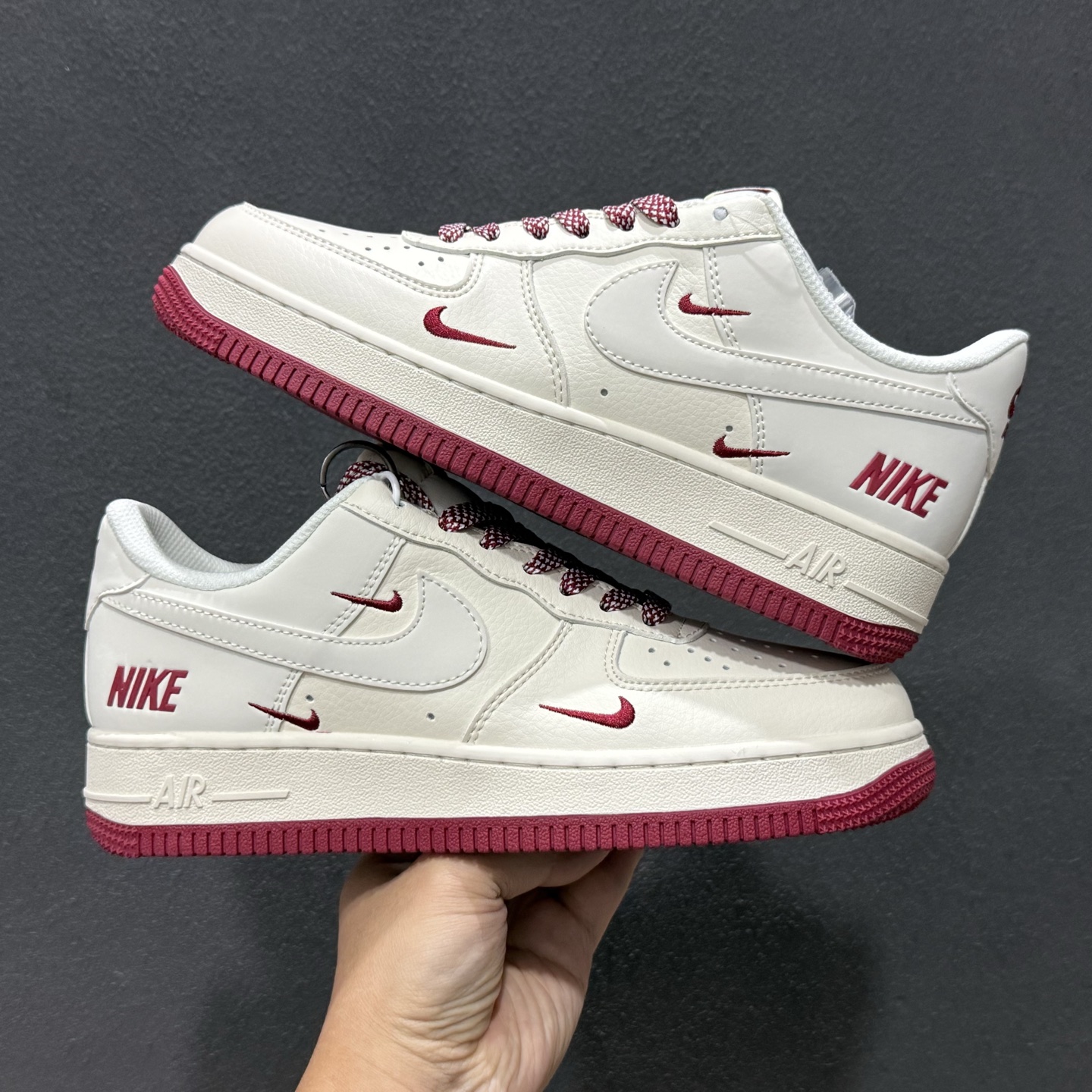 NIke Air Force 1 '07 Low 酒红三勾 此款主张打破传统的工业化流水线设计限制 JP2026-106 NIke Air Force 1 '07 Low 酒红三勾 此款主张打破传统的工业化流水线设计限制 JP2026-106