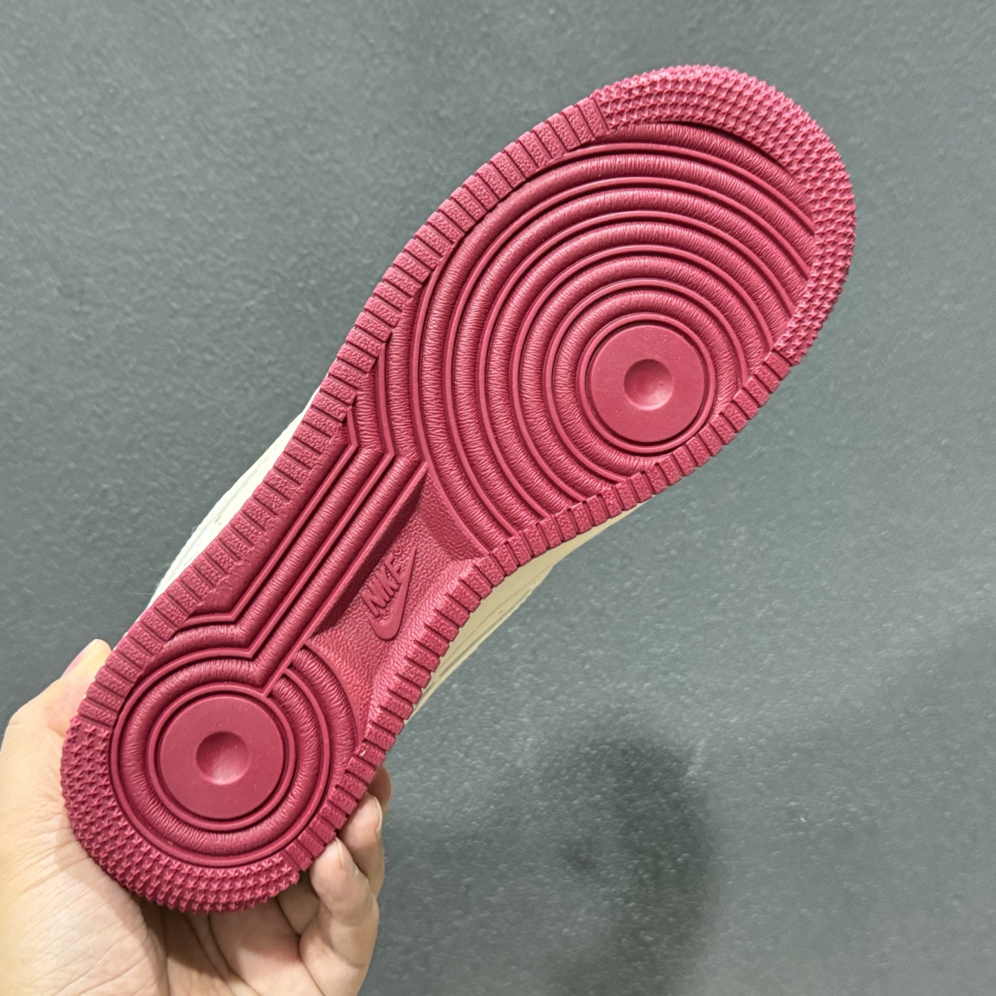 NIke Air Force 1 '07 Low 酒红三勾 此款主张打破传统的工业化流水线设计限制 JP2026-106 NIke Air Force 1 '07 Low 酒红三勾 此款主张打破传统的工业化流水线设计限制 JP2026-106