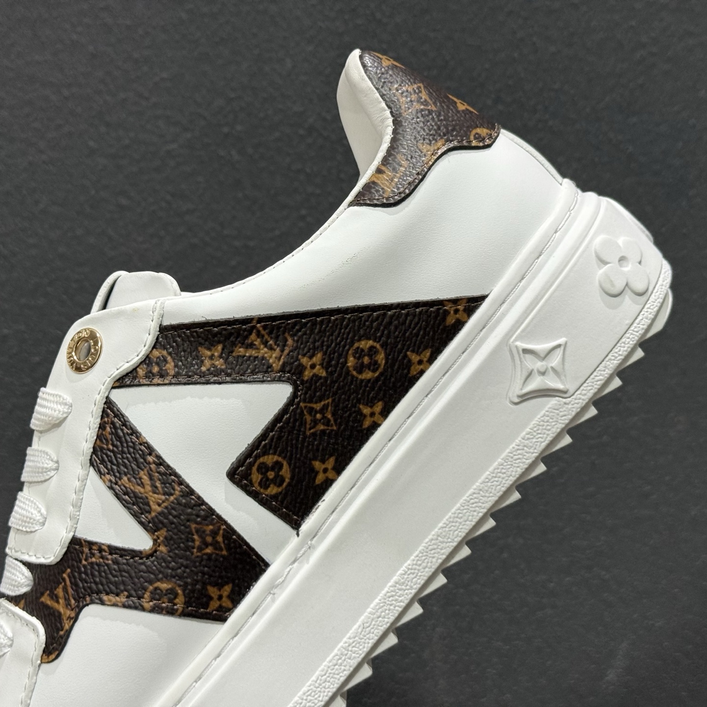 广奢高端货Louis Vuitton New Arrival系列 LV Time Out情侣小白鞋 广奢高端货Louis Vuitton New Arrival系列 LV Time Out情侣小白鞋