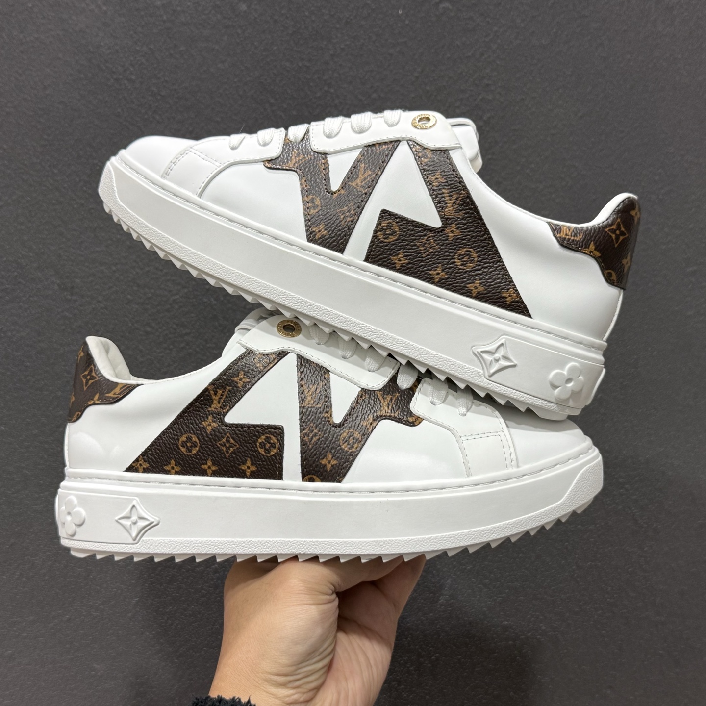 广奢高端货Louis Vuitton New Arrival系列 LV Time Out情侣小白鞋 广奢高端货Louis Vuitton New Arrival系列 LV Time Out情侣小白鞋