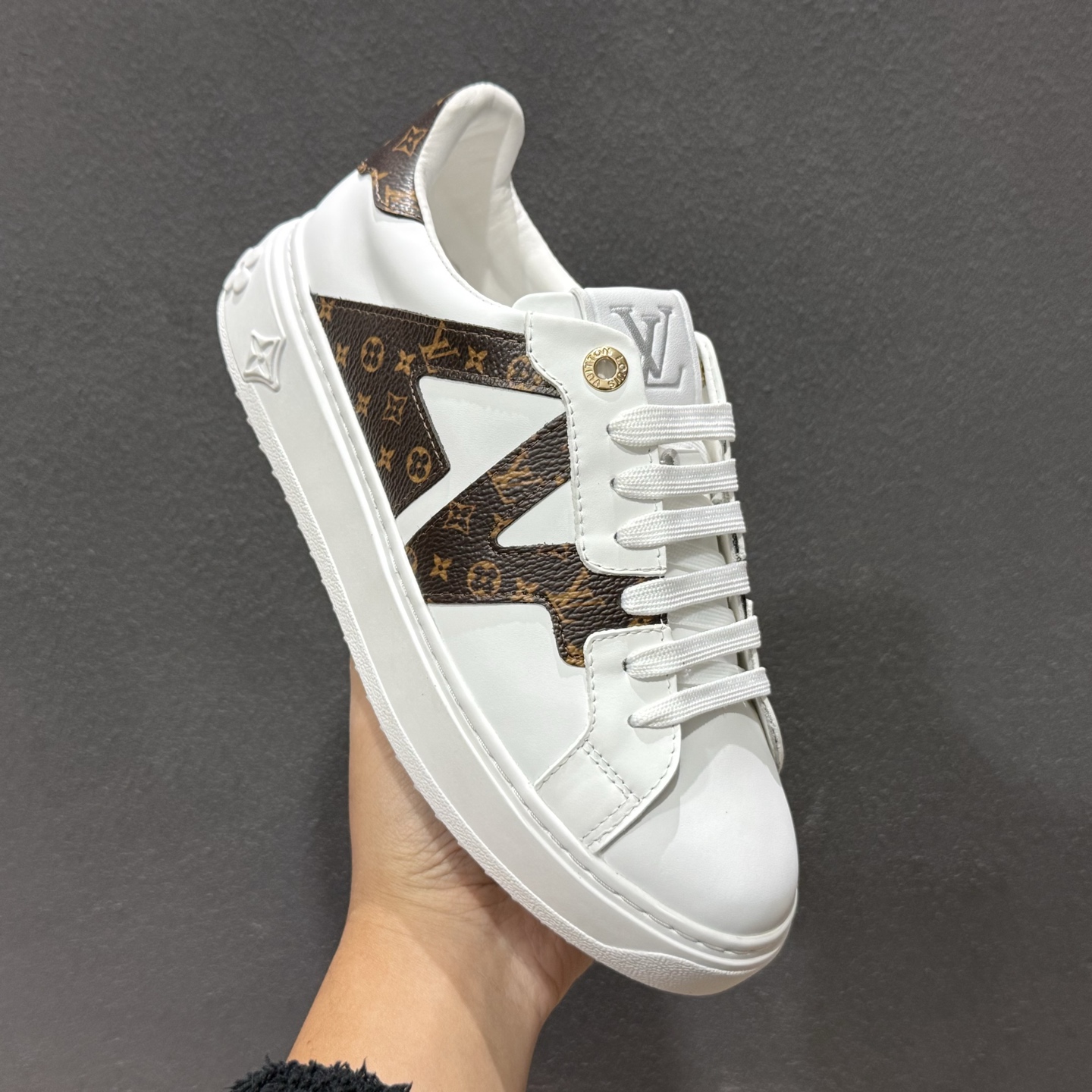 广奢高端货Louis Vuitton New Arrival系列 LV Time Out情侣小白鞋 广奢高端货Louis Vuitton New Arrival系列 LV Time Out情侣小白鞋