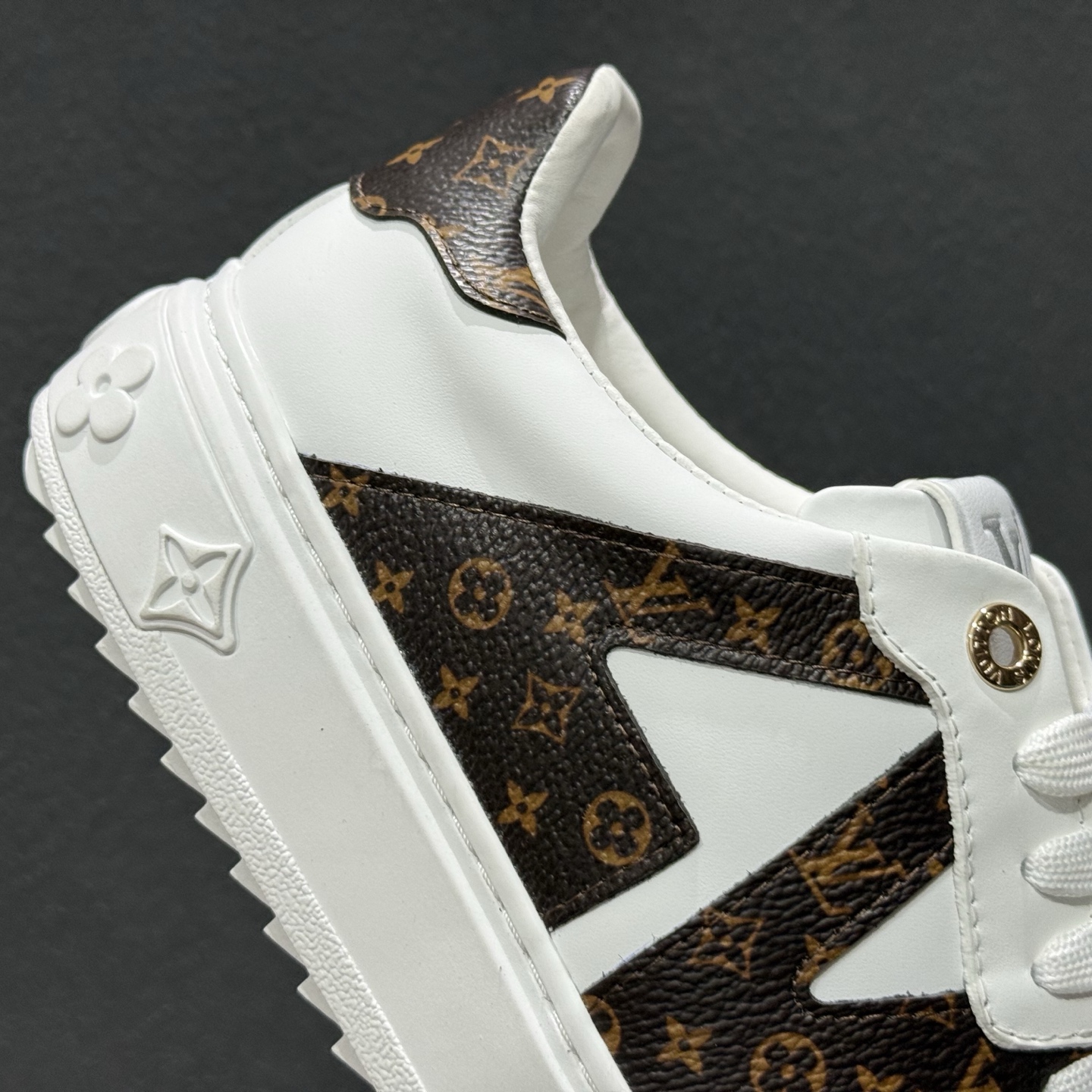 广奢高端货Louis Vuitton New Arrival系列 LV Time Out情侣小白鞋 广奢高端货Louis Vuitton New Arrival系列 LV Time Out情侣小白鞋