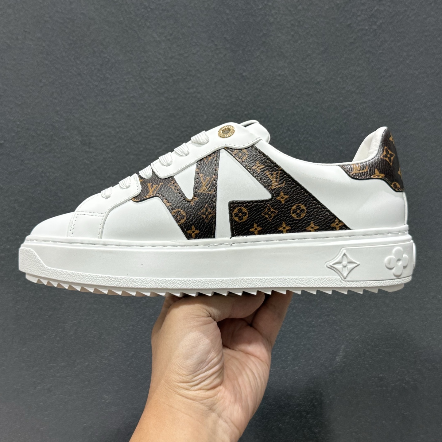 广奢高端货Louis Vuitton New Arrival系列 LV Time Out情侣小白鞋 广奢高端货Louis Vuitton New Arrival系列 LV Time Out情侣小白鞋