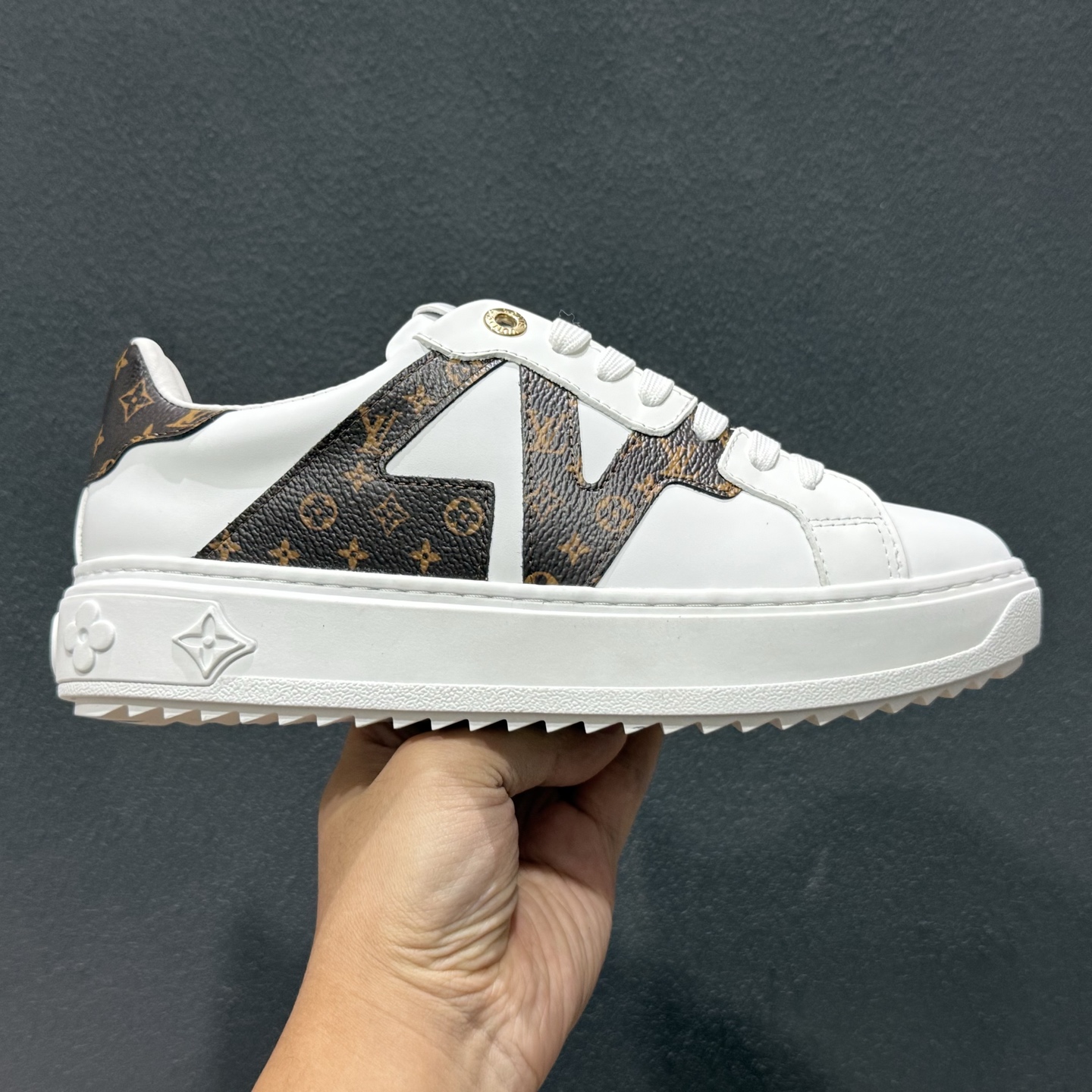 广奢高端货Louis Vuitton New Arrival系列 LV Time Out情侣小白鞋 广奢高端货Louis Vuitton New Arrival系列 LV Time Out情侣小白鞋