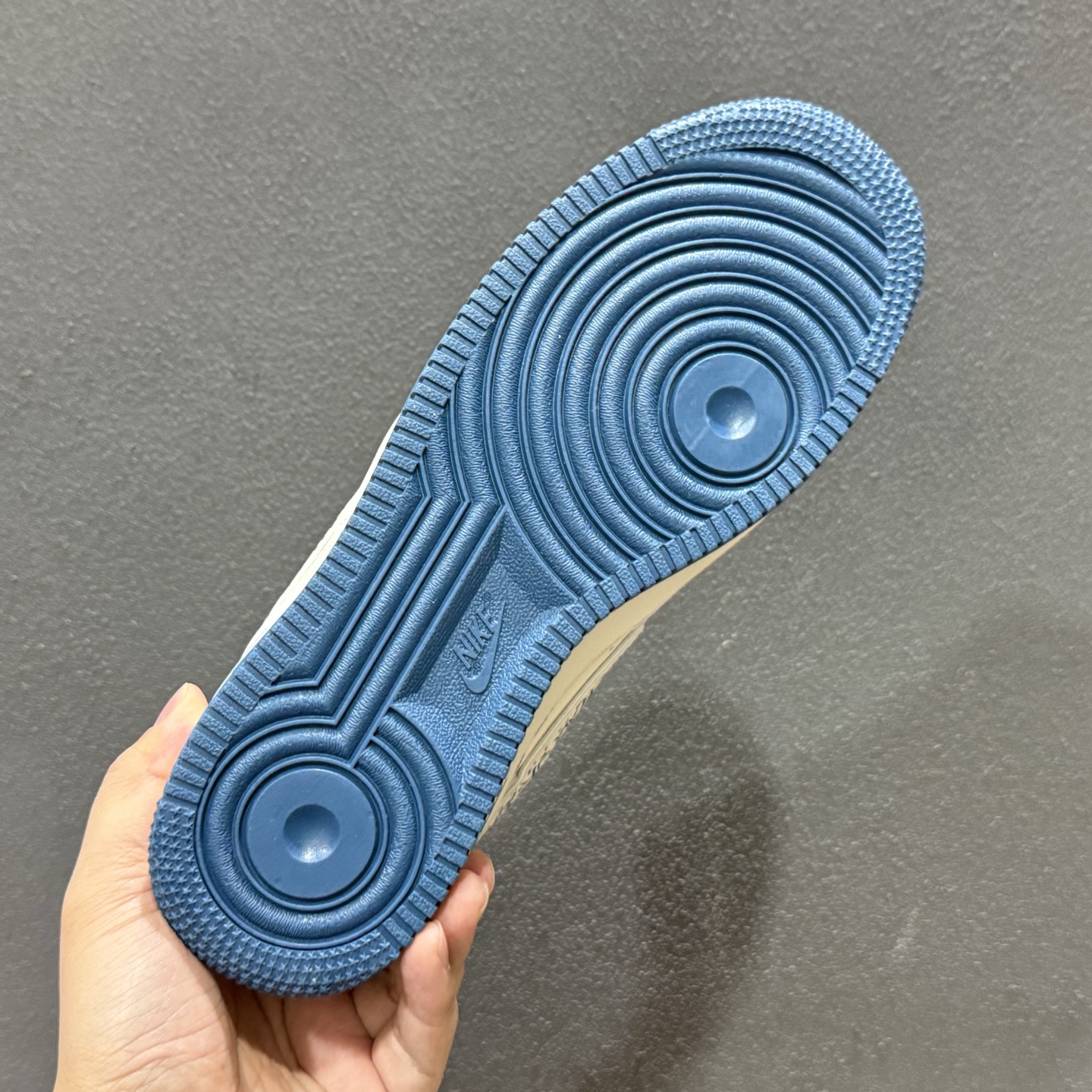 奢潮碰撞 经典重塑|Nike Air Force 1 Low x Dior联名定制款 当高奢顶流Dior遇上街头经典Nike Air Force 1 Low SS1979-010-Top High Quatity Cheap Sneakers Fashion Clothing Clothes Bags handbags Shoes of all Brand wholesale With The best Quality And Beautiful Price from China Factory Chinese suppliers wholesaler seller 奢潮碰撞 经典重塑|Nike Air Force 1 Low x Dior联名定制款 当高奢顶流Dior遇上街头经典Nike Air Force 1 Low SS1979-010