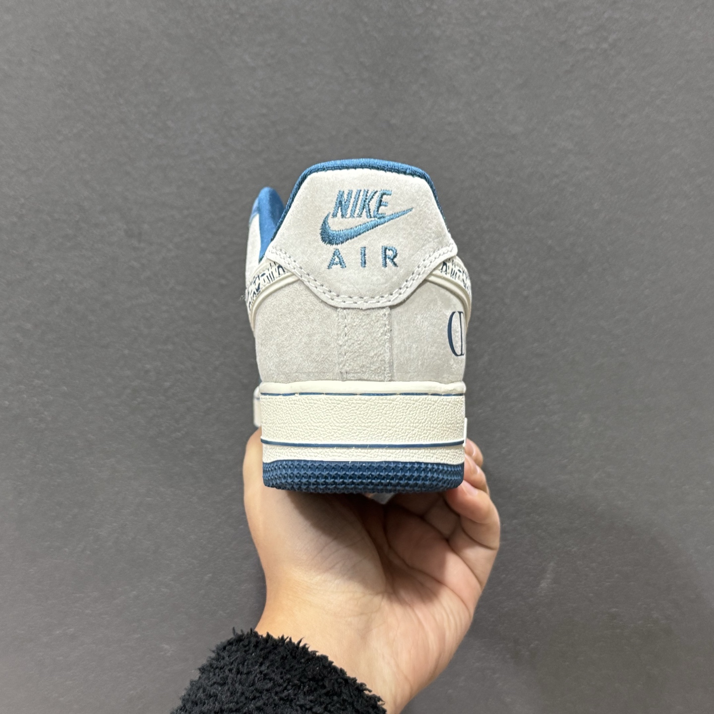 奢潮碰撞 经典重塑|Nike Air Force 1 Low x Dior联名定制款 当高奢顶流Dior遇上街头经典Nike Air Force 1 Low SS1979-010-Top High Quatity Cheap Sneakers Fashion Clothing Clothes Bags handbags Shoes of all Brand wholesale With The best Quality And Beautiful Price from China Factory Chinese suppliers wholesaler seller 奢潮碰撞 经典重塑|Nike Air Force 1 Low x Dior联名定制款 当高奢顶流Dior遇上街头经典Nike Air Force 1 Low SS1979-010