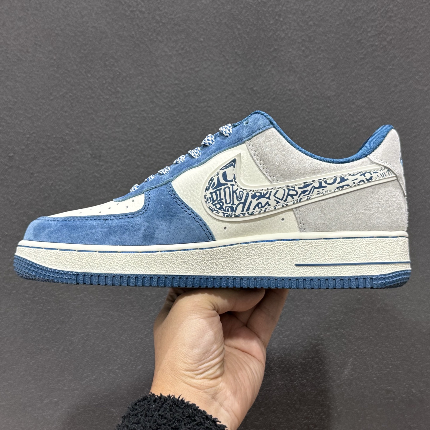 奢潮碰撞 经典重塑|Nike Air Force 1 Low x Dior联名定制款 当高奢顶流Dior遇上街头经典Nike Air Force 1 Low SS1979-010-Top High Quatity Cheap Sneakers Fashion Clothing Clothes Bags handbags Shoes of all Brand wholesale With The best Quality And Beautiful Price from China Factory Chinese suppliers wholesaler seller 奢潮碰撞 经典重塑|Nike Air Force 1 Low x Dior联名定制款 当高奢顶流Dior遇上街头经典Nike Air Force 1 Low SS1979-010