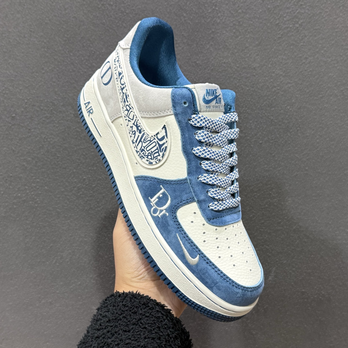 奢潮碰撞 经典重塑|Nike Air Force 1 Low x Dior联名定制款 当高奢顶流Dior遇上街头经典Nike Air Force 1 Low SS1979-010-Top High Quatity Cheap Sneakers Fashion Clothing Clothes Bags handbags Shoes of all Brand wholesale With The best Quality And Beautiful Price from China Factory Chinese suppliers wholesaler seller 奢潮碰撞 经典重塑|Nike Air Force 1 Low x Dior联名定制款 当高奢顶流Dior遇上街头经典Nike Air Force 1 Low SS1979-010