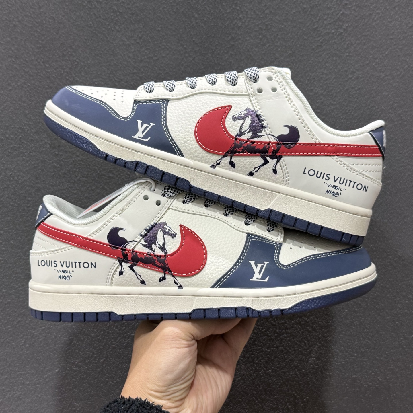 独家实拍Nike SB Dunk Low LV联名 马年限定 周年高端定制 低帮休闲板鞋 JJ3508-563-High Quatity Cheap Brand wholesale wholesaler seller Clothes Bags handbags Sneakers Top Fashion Clothing Shoes from China Factory Chinese suppliers best Quality Beautiful Price 独家实拍Nike SB Dunk Low LV联名 马年限定 周年高端定制 低帮休闲板鞋 JJ3508-563