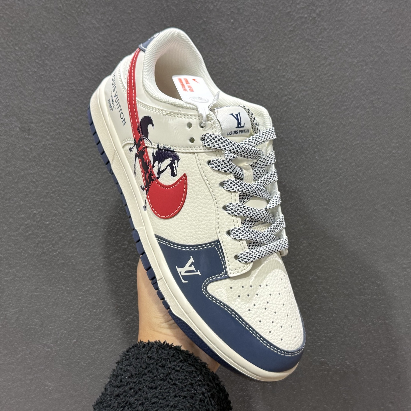 独家实拍Nike SB Dunk Low LV联名 马年限定 周年高端定制 低帮休闲板鞋 JJ3508-563-High Quatity Cheap Brand wholesale wholesaler seller Clothes Bags handbags Sneakers Top Fashion Clothing Shoes from China Factory Chinese suppliers best Quality Beautiful Price 独家实拍Nike SB Dunk Low LV联名 马年限定 周年高端定制 低帮休闲板鞋 JJ3508-563