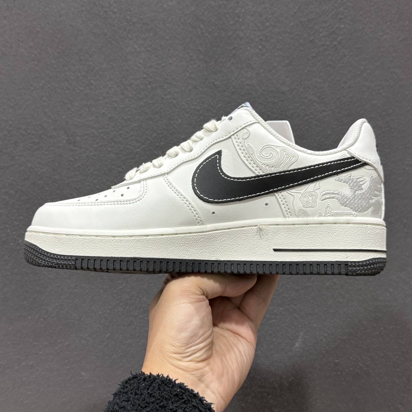 2026年爆款限量发售 NIke Air Force 1 '07 Low “马年限定——经典黑飞马”空军一号 低帮 运动鞋 DD1982-347-High Quatity Cheap Brand wholesale wholesaler seller Clothes Bags handbags Sneakers Top Fashion Clothing Shoes from China Factory Chinese suppliers best Quality Beautiful Price 2026年爆款限量发售 NIke Air Force 1 '07 Low “马年限定——经典黑飞马”空军一号 低帮 运动鞋 DD1982-347