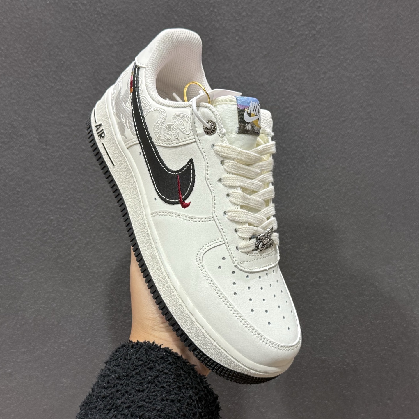 2026年爆款限量发售 NIke Air Force 1 '07 Low “马年限定——经典黑飞马”空军一号 低帮 运动鞋 DD1982-347-High Quatity Cheap Brand wholesale wholesaler seller Clothes Bags handbags Sneakers Top Fashion Clothing Shoes from China Factory Chinese suppliers best Quality Beautiful Price 2026年爆款限量发售 NIke Air Force 1 '07 Low “马年限定——经典黑飞马”空军一号 低帮 运动鞋 DD1982-347
