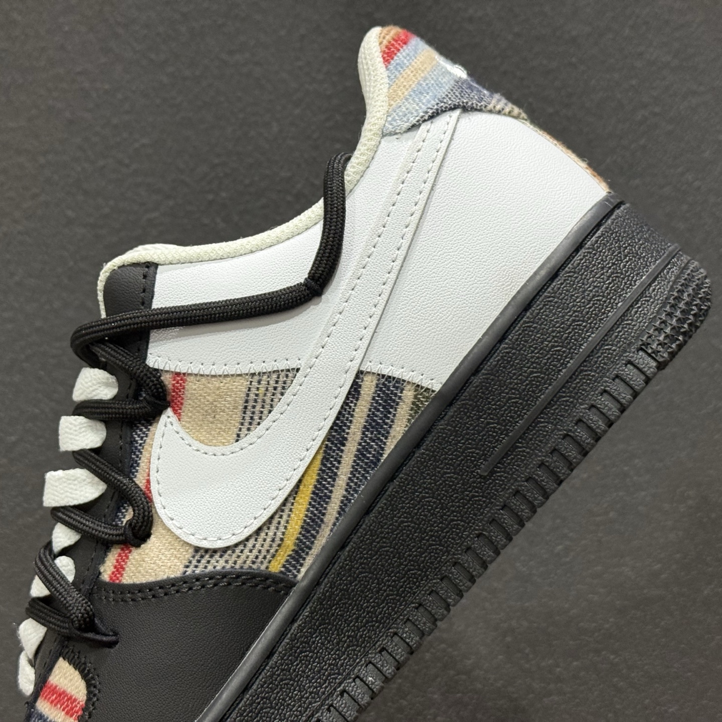 260 “织影黑调”订制空军一号板鞋 该定制版球鞋选用原鞋款为Nike Air Force 1'07空军一号 CW1288-678-Chinese UA Cheap High Quatity Brand Clothes Bags handbags Sneakers wholesale wholesaler seller from China Factory suppliers Fashion Clothing Shoes best Quality Beautiful Price 260 “织影黑调”订制空军一号板鞋 该定制版球鞋选用原鞋款为Nike Air Force 1'07空军一号 CW1288-678