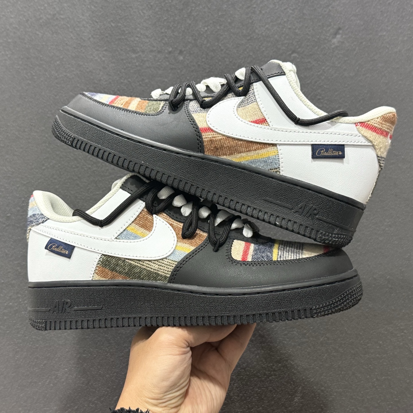 260 “织影黑调”订制空军一号板鞋 该定制版球鞋选用原鞋款为Nike Air Force 1'07空军一号 CW1288-678-Chinese UA Cheap High Quatity Brand Clothes Bags handbags Sneakers wholesale wholesaler seller from China Factory suppliers Fashion Clothing Shoes best Quality Beautiful Price 260 “织影黑调”订制空军一号板鞋 该定制版球鞋选用原鞋款为Nike Air Force 1'07空军一号 CW1288-678