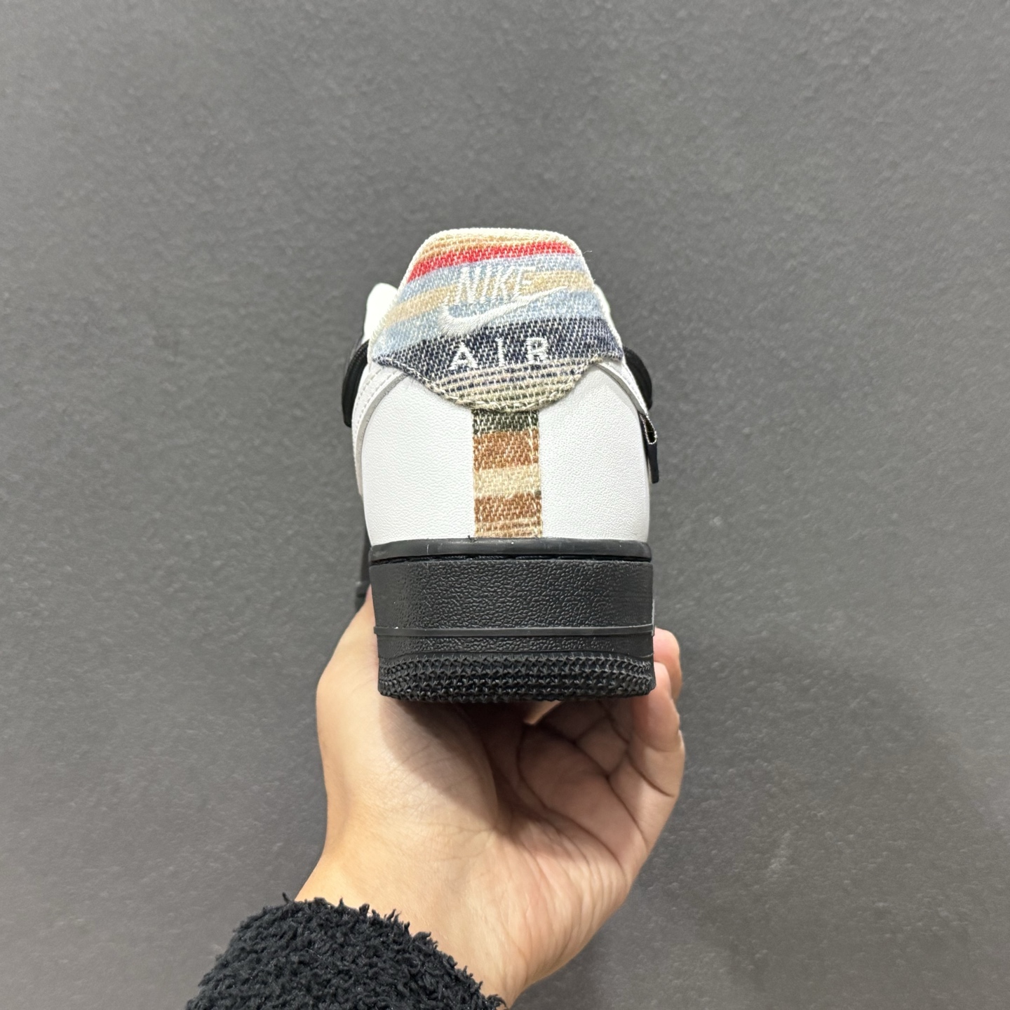 260 “织影黑调”订制空军一号板鞋 该定制版球鞋选用原鞋款为Nike Air Force 1'07空军一号 CW1288-678-Chinese UA Cheap High Quatity Brand Clothes Bags handbags Sneakers wholesale wholesaler seller from China Factory suppliers Fashion Clothing Shoes best Quality Beautiful Price 260 “织影黑调”订制空军一号板鞋 该定制版球鞋选用原鞋款为Nike Air Force 1'07空军一号 CW1288-678