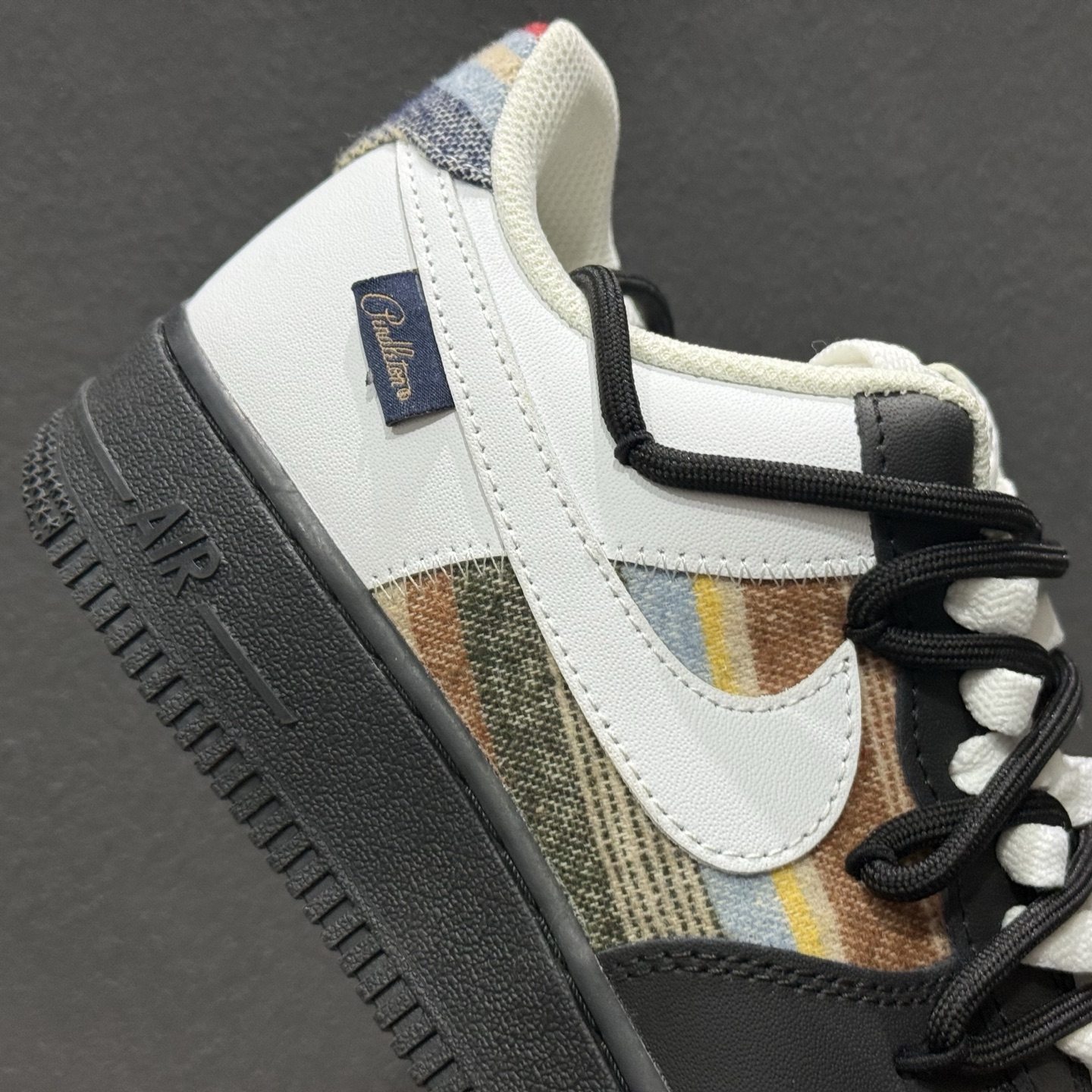 260 “织影黑调”订制空军一号板鞋 该定制版球鞋选用原鞋款为Nike Air Force 1'07空军一号 CW1288-678-Chinese UA Cheap High Quatity Brand Clothes Bags handbags Sneakers wholesale wholesaler seller from China Factory suppliers Fashion Clothing Shoes best Quality Beautiful Price 260 “织影黑调”订制空军一号板鞋 该定制版球鞋选用原鞋款为Nike Air Force 1'07空军一号 CW1288-678