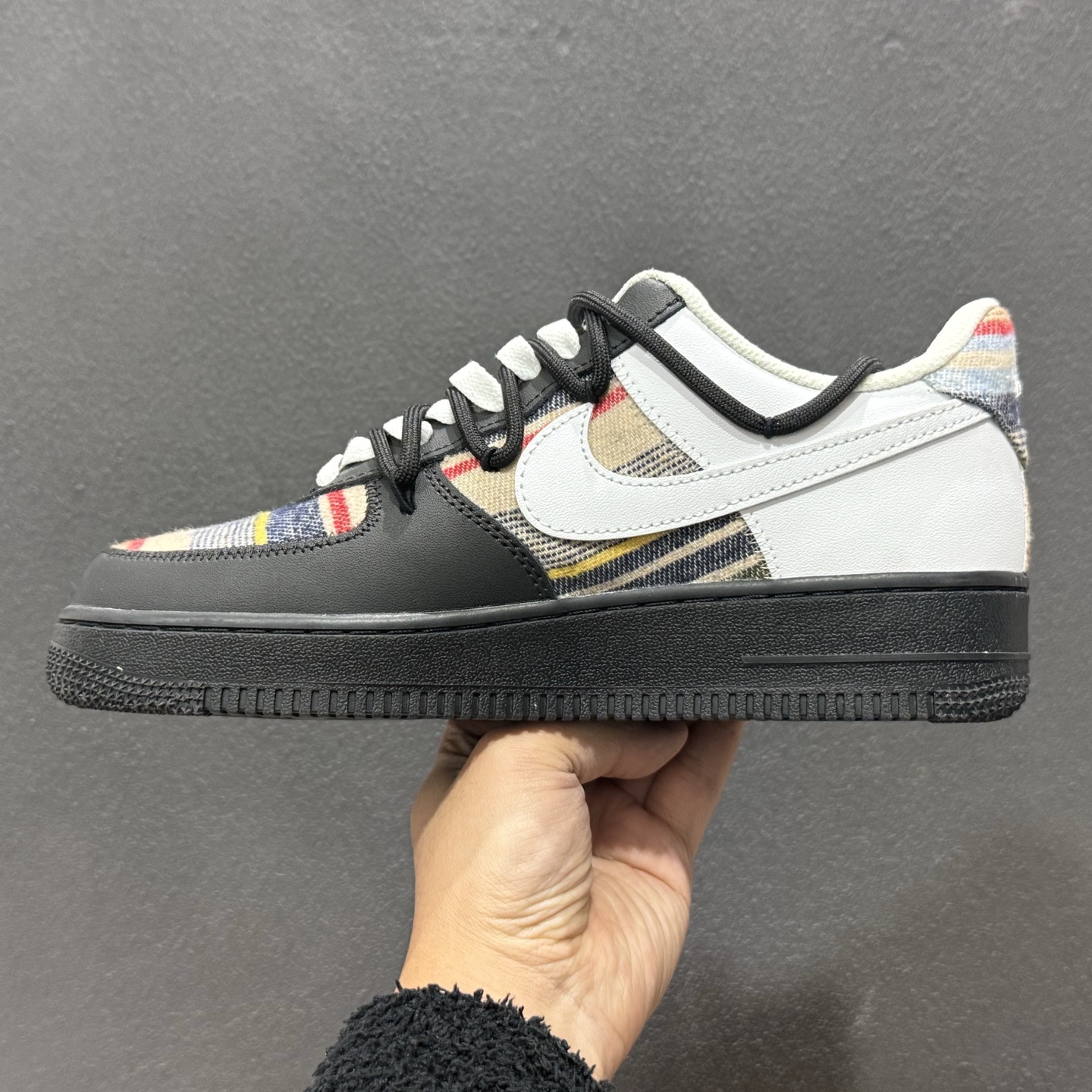 260 “织影黑调”订制空军一号板鞋 该定制版球鞋选用原鞋款为Nike Air Force 1'07空军一号 CW1288-678-Chinese UA Cheap High Quatity Brand Clothes Bags handbags Sneakers wholesale wholesaler seller from China Factory suppliers Fashion Clothing Shoes best Quality Beautiful Price 260 “织影黑调”订制空军一号板鞋 该定制版球鞋选用原鞋款为Nike Air Force 1'07空军一号 CW1288-678