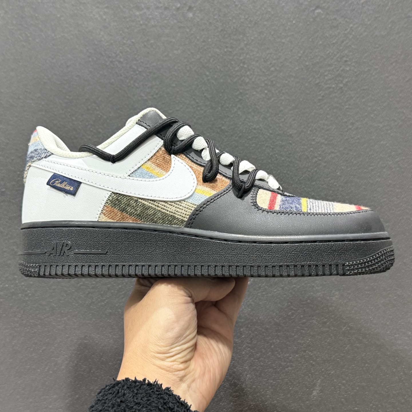 260 “织影黑调”订制空军一号板鞋 该定制版球鞋选用原鞋款为Nike Air Force 1'07空军一号 CW1288-678-Chinese UA Cheap High Quatity Brand Clothes Bags handbags Sneakers wholesale wholesaler seller from China Factory suppliers Fashion Clothing Shoes best Quality Beautiful Price 260 “织影黑调”订制空军一号板鞋 该定制版球鞋选用原鞋款为Nike Air Force 1'07空军一号 CW1288-678