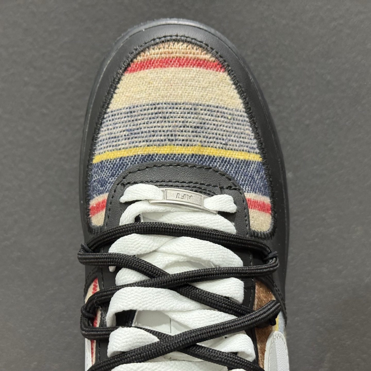 260 “织影黑调”订制空军一号板鞋 该定制版球鞋选用原鞋款为Nike Air Force 1'07空军一号 CW1288-678-Chinese UA Cheap High Quatity Brand Clothes Bags handbags Sneakers wholesale wholesaler seller from China Factory suppliers Fashion Clothing Shoes best Quality Beautiful Price 260 “织影黑调”订制空军一号板鞋 该定制版球鞋选用原鞋款为Nike Air Force 1'07空军一号 CW1288-678