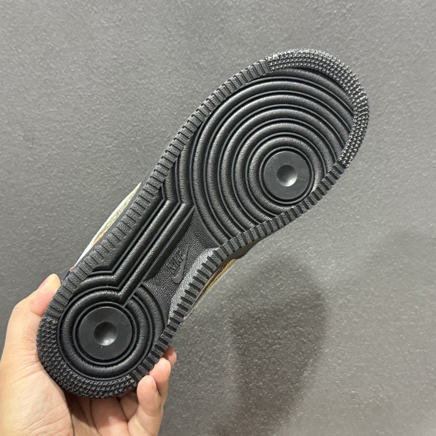 260 “织影黑调”订制空军一号板鞋 该定制版球鞋选用原鞋款为Nike Air Force 1'07空军一号 CW1288-678-Chinese UA Cheap High Quatity Brand Clothes Bags handbags Sneakers wholesale wholesaler seller from China Factory suppliers Fashion Clothing Shoes best Quality Beautiful Price 260 “织影黑调”订制空军一号板鞋 该定制版球鞋选用原鞋款为Nike Air Force 1'07空军一号 CW1288-678