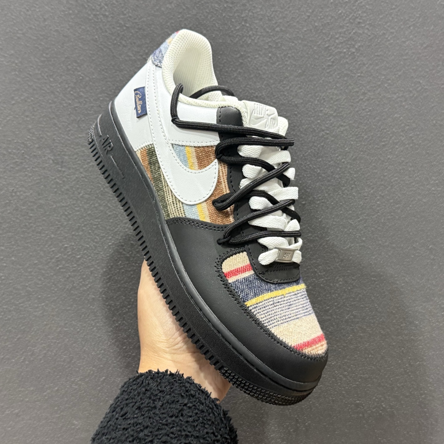 260 “织影黑调”订制空军一号板鞋 该定制版球鞋选用原鞋款为Nike Air Force 1'07空军一号 CW1288-678-Chinese UA Cheap High Quatity Brand Clothes Bags handbags Sneakers wholesale wholesaler seller from China Factory suppliers Fashion Clothing Shoes best Quality Beautiful Price 260 “织影黑调”订制空军一号板鞋 该定制版球鞋选用原鞋款为Nike Air Force 1'07空军一号 CW1288-678