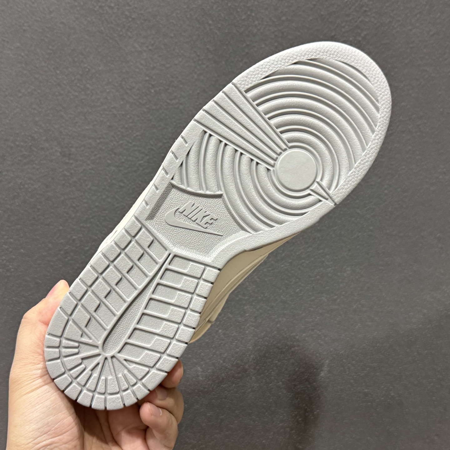300 Nike SB Dunk Low 米灰三勾绑绳 周年高端定制 低帮休闲板鞋 JP2026-103-Chinese UA Cheap High Quatity Brand Clothes Bags handbags Sneakers wholesale wholesaler seller from China Factory suppliers Fashion Clothing Shoes best Quality Beautiful Price 300 Nike SB Dunk Low 米灰三勾绑绳 周年高端定制 低帮休闲板鞋 JP2026-103