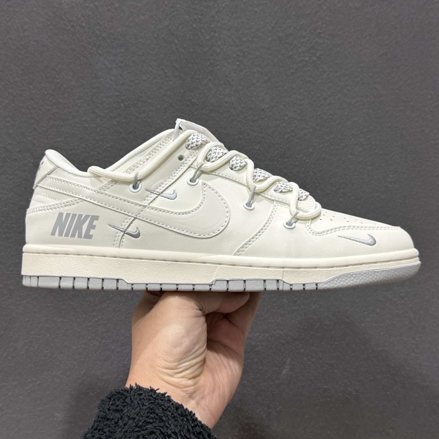 300 Nike SB Dunk Low 米灰三勾绑绳 周年高端定制 低帮休闲板鞋 JP2026-103-Chinese UA Cheap High Quatity Brand Clothes Bags handbags Sneakers wholesale wholesaler seller from China Factory suppliers Fashion Clothing Shoes best Quality Beautiful Price 300 Nike SB Dunk Low 米灰三勾绑绳 周年高端定制 低帮休闲板鞋 JP2026-103