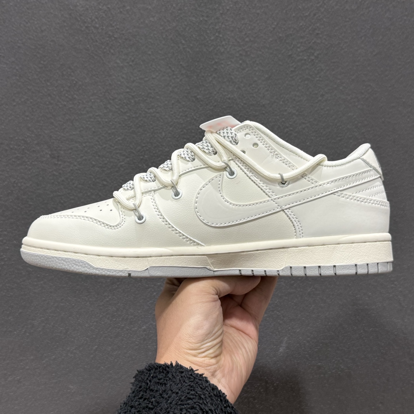 300 Nike SB Dunk Low 米灰三勾绑绳 周年高端定制 低帮休闲板鞋 JP2026-103-Chinese UA Cheap High Quatity Brand Clothes Bags handbags Sneakers wholesale wholesaler seller from China Factory suppliers Fashion Clothing Shoes best Quality Beautiful Price 300 Nike SB Dunk Low 米灰三勾绑绳 周年高端定制 低帮休闲板鞋 JP2026-103