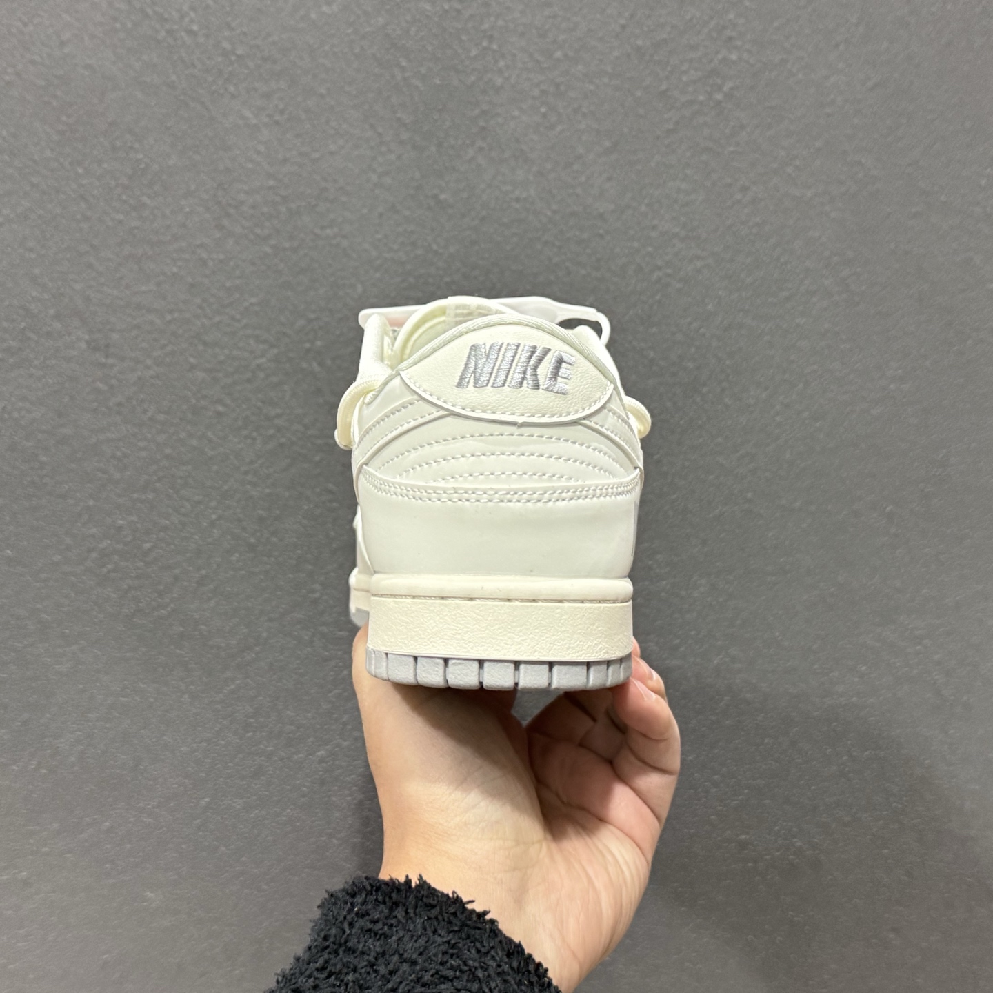 300 Nike SB Dunk Low 米灰三勾绑绳 周年高端定制 低帮休闲板鞋 JP2026-103-Chinese UA Cheap High Quatity Brand Clothes Bags handbags Sneakers wholesale wholesaler seller from China Factory suppliers Fashion Clothing Shoes best Quality Beautiful Price 300 Nike SB Dunk Low 米灰三勾绑绳 周年高端定制 低帮休闲板鞋 JP2026-103