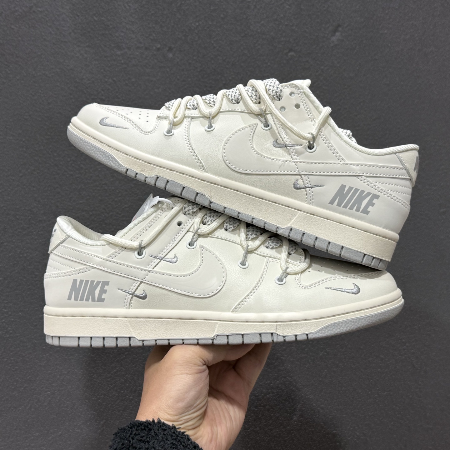 300 Nike SB Dunk Low 米灰三勾绑绳 周年高端定制 低帮休闲板鞋 JP2026-103-Chinese UA Cheap High Quatity Brand Clothes Bags handbags Sneakers wholesale wholesaler seller from China Factory suppliers Fashion Clothing Shoes best Quality Beautiful Price 300 Nike SB Dunk Low 米灰三勾绑绳 周年高端定制 低帮休闲板鞋 JP2026-103