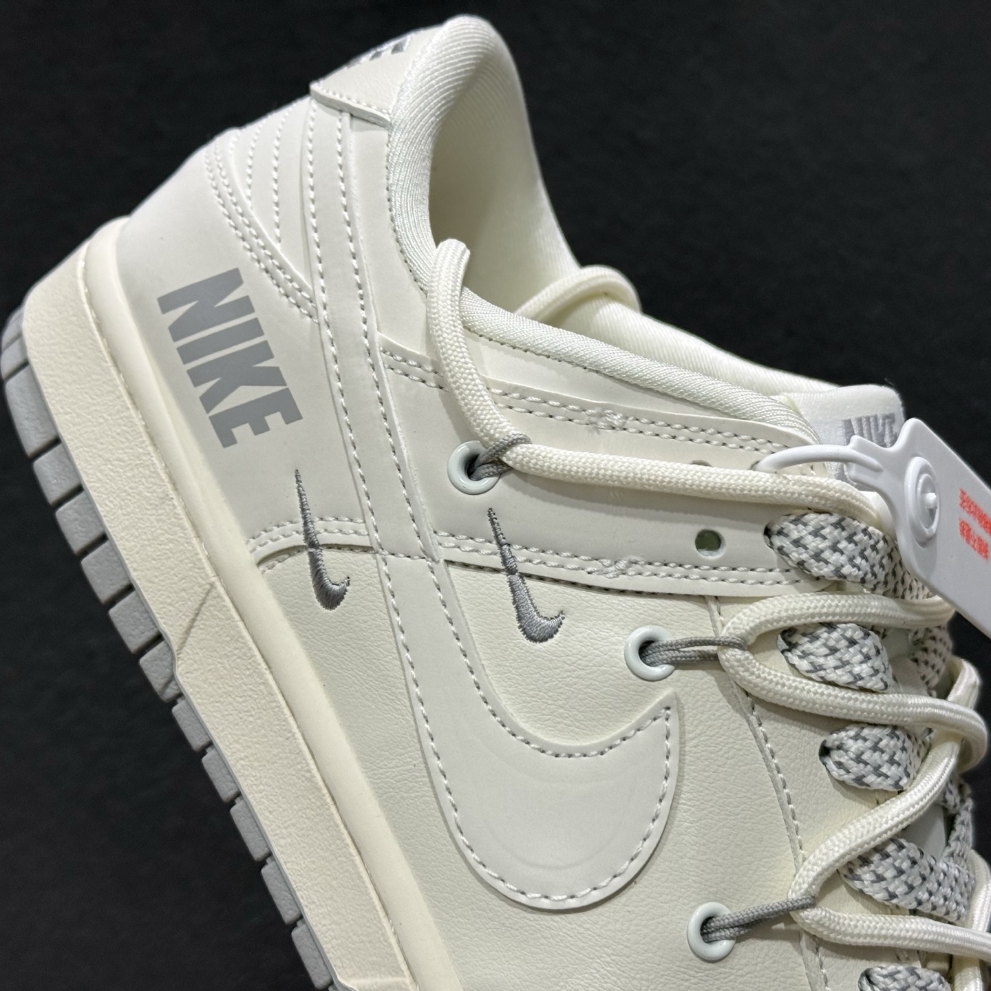 300 Nike SB Dunk Low 米灰三勾绑绳 周年高端定制 低帮休闲板鞋 JP2026-103-Chinese UA Cheap High Quatity Brand Clothes Bags handbags Sneakers wholesale wholesaler seller from China Factory suppliers Fashion Clothing Shoes best Quality Beautiful Price 300 Nike SB Dunk Low 米灰三勾绑绳 周年高端定制 低帮休闲板鞋 JP2026-103