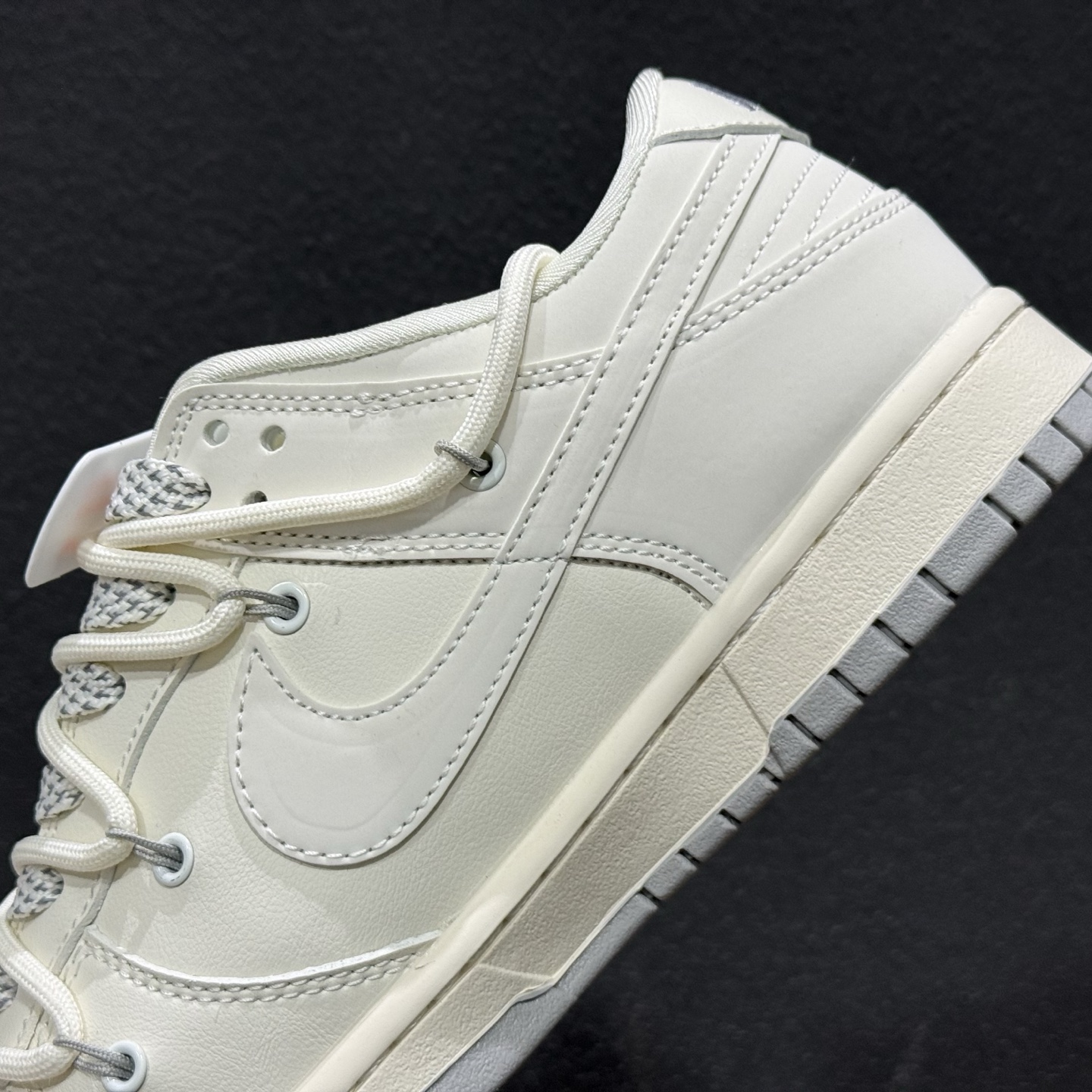 300 Nike SB Dunk Low 米灰三勾绑绳 周年高端定制 低帮休闲板鞋 JP2026-103-Chinese UA Cheap High Quatity Brand Clothes Bags handbags Sneakers wholesale wholesaler seller from China Factory suppliers Fashion Clothing Shoes best Quality Beautiful Price 300 Nike SB Dunk Low 米灰三勾绑绳 周年高端定制 低帮休闲板鞋 JP2026-103