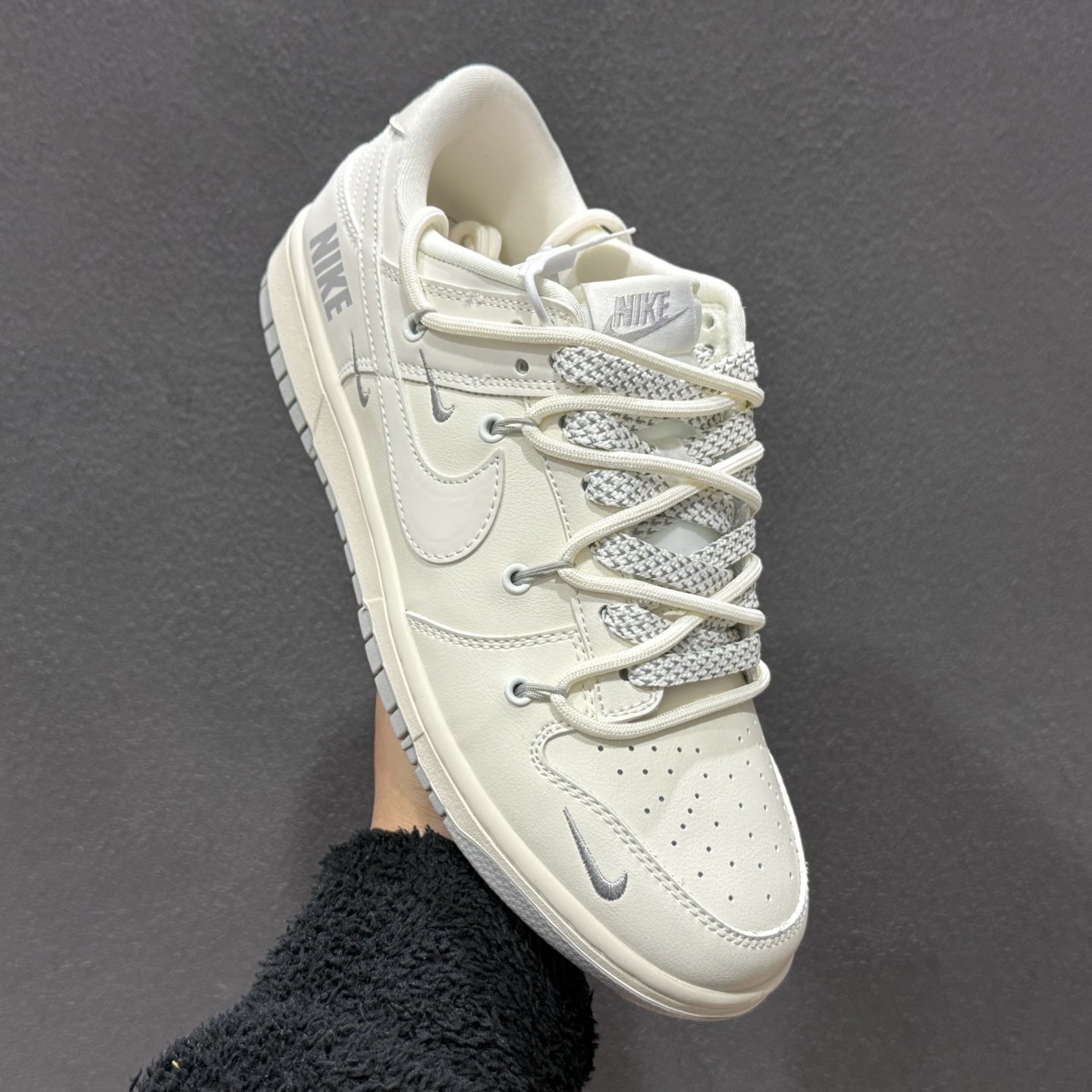 300 Nike SB Dunk Low 米灰三勾绑绳 周年高端定制 低帮休闲板鞋 JP2026-103-Chinese UA Cheap High Quatity Brand Clothes Bags handbags Sneakers wholesale wholesaler seller from China Factory suppliers Fashion Clothing Shoes best Quality Beautiful Price 300 Nike SB Dunk Low 米灰三勾绑绳 周年高端定制 低帮休闲板鞋 JP2026-103