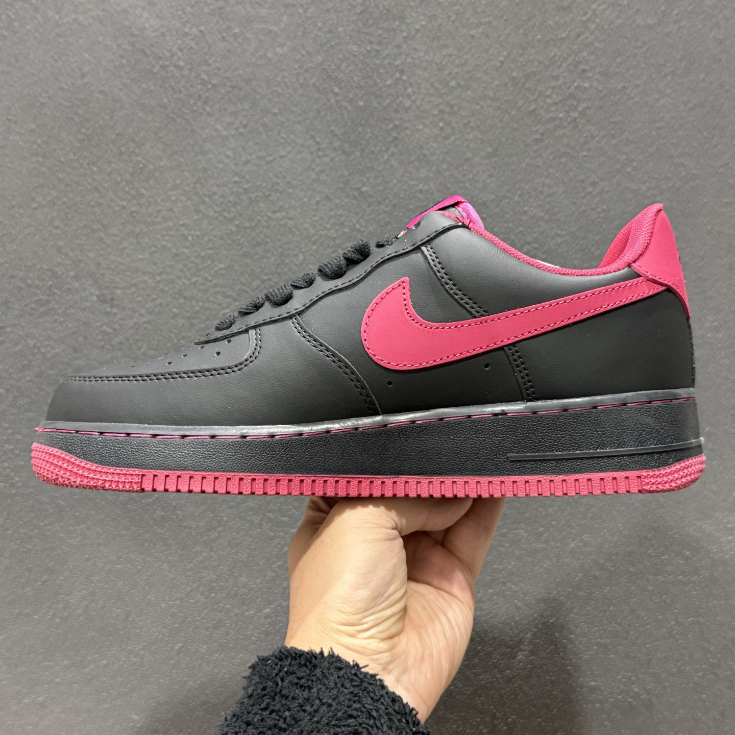 260 NIke Air Force 1 '07 Low “马年限定--墨黑玫红” 空军一号低帮 运动鞋 休闲鞋 FV3694-102-Chinese UA Cheap High Quatity Brand Clothes Bags handbags Sneakers wholesale wholesaler seller from China Factory suppliers Fashion Clothing Shoes best Quality Beautiful Price 260 NIke Air Force 1 '07 Low “马年限定--墨黑玫红” 空军一号低帮 运动鞋 休闲鞋 FV3694-102